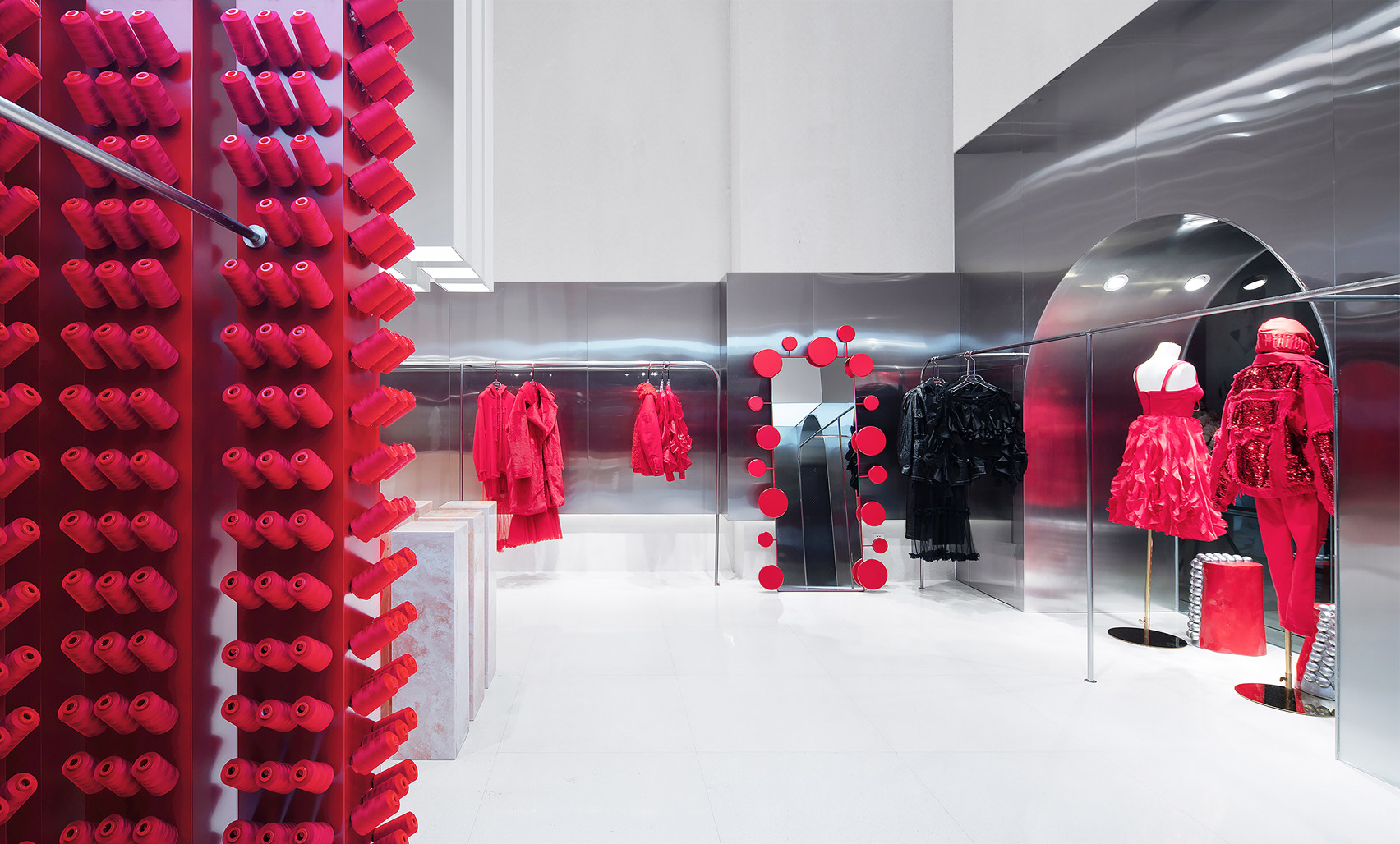 朱红色背景和巨大钢板的对话——重庆annakiki服装概念店设计