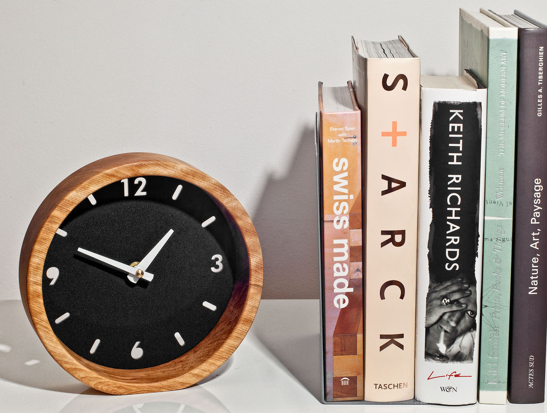 round wooden clock是一款木制极简设计的时钟