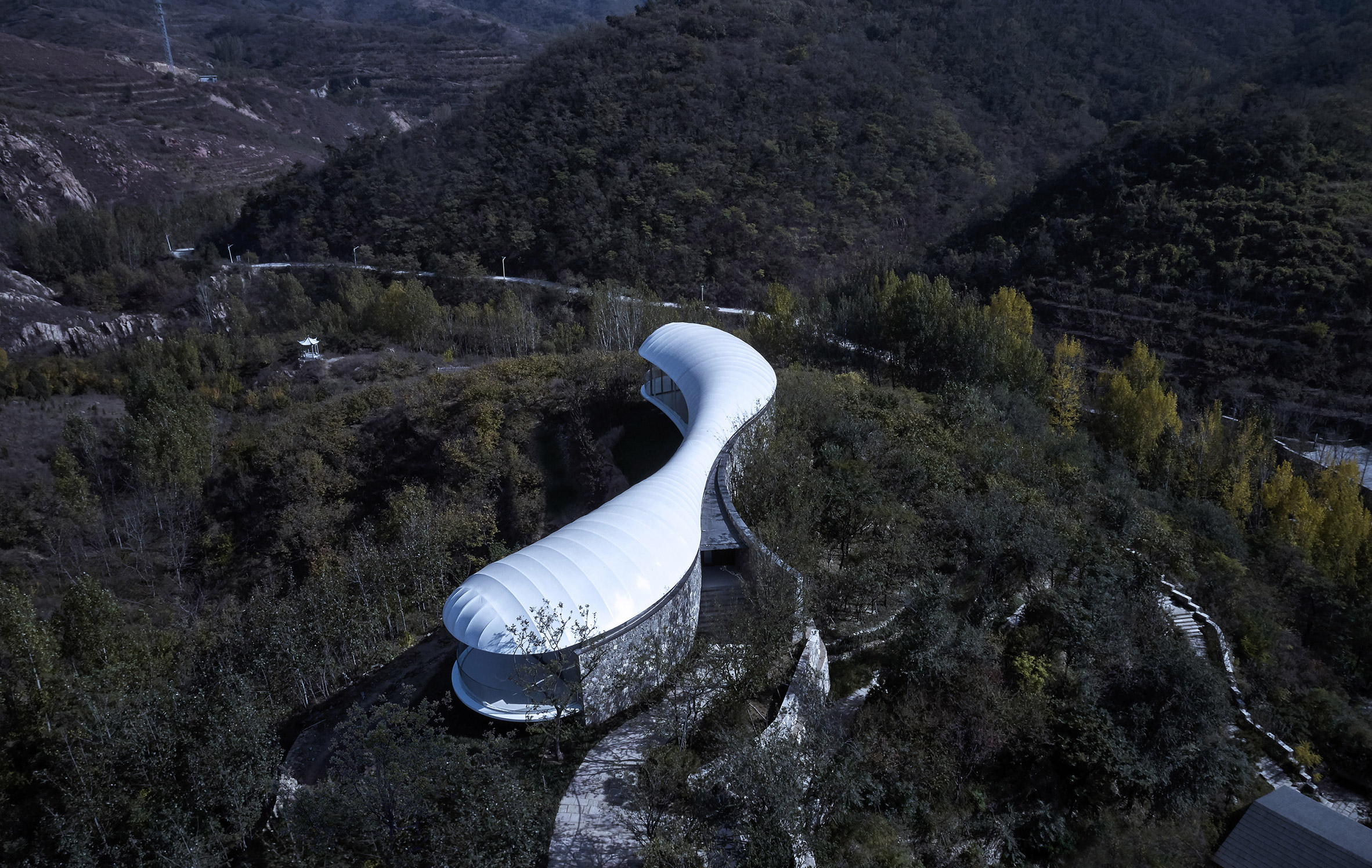 gadlinestudio坐在白色的云朵亭子上俯瞰中国的圣山