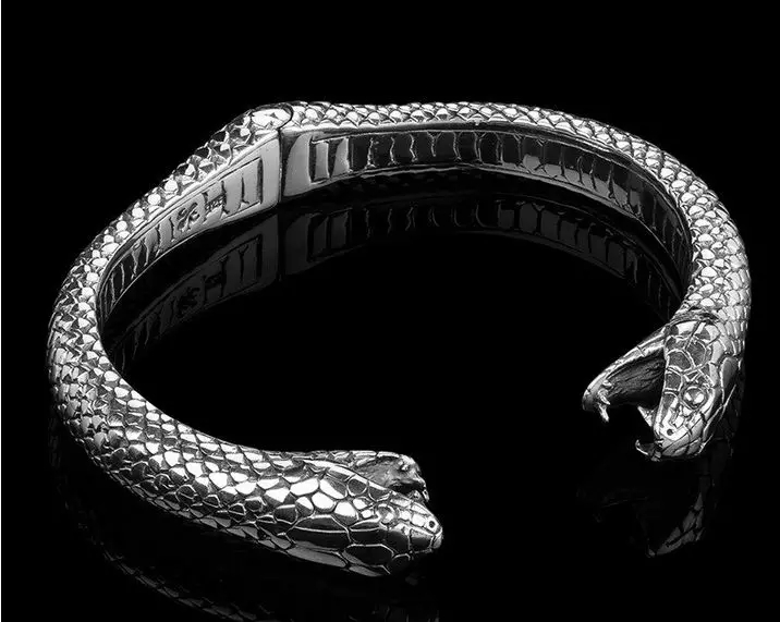 双头蛇男士手镯  vipera snake cuff 是一款男士手镯,拥有双头蛇的