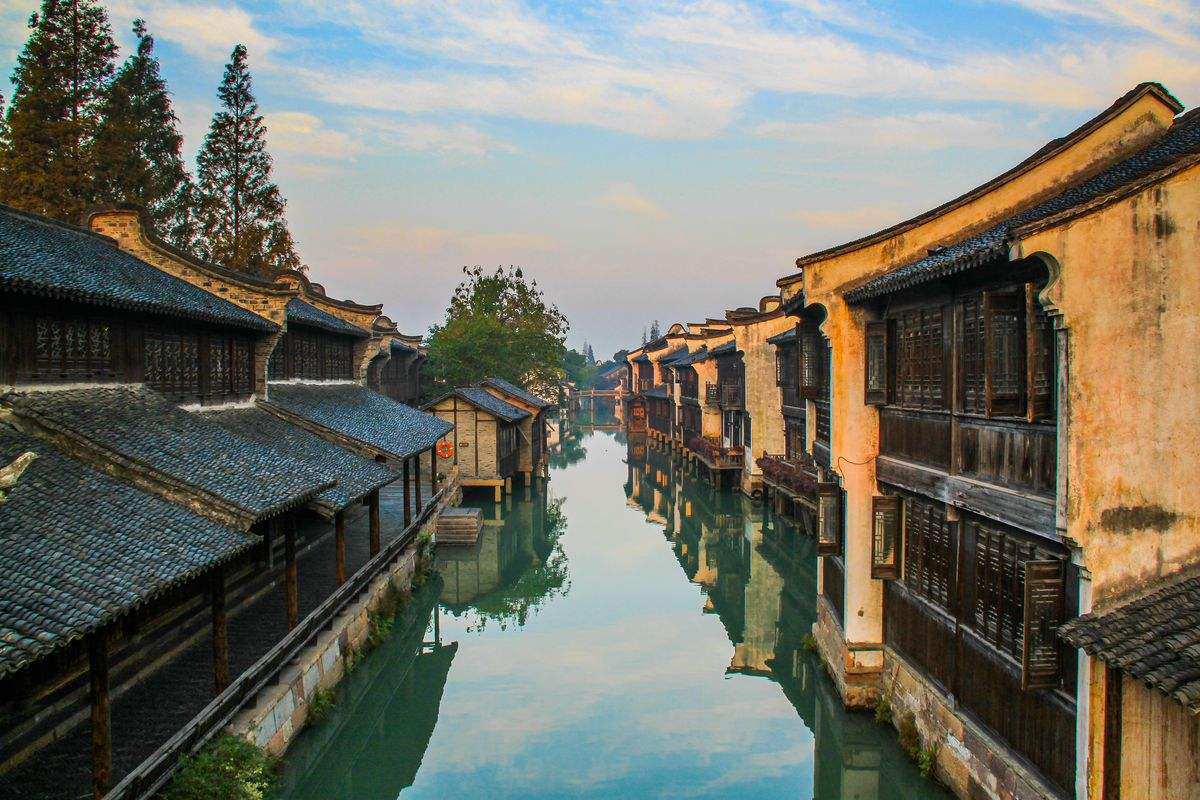 一条流水贯穿全镇,两岸房屋建筑面向河流,形成了水乡迷人的风光.