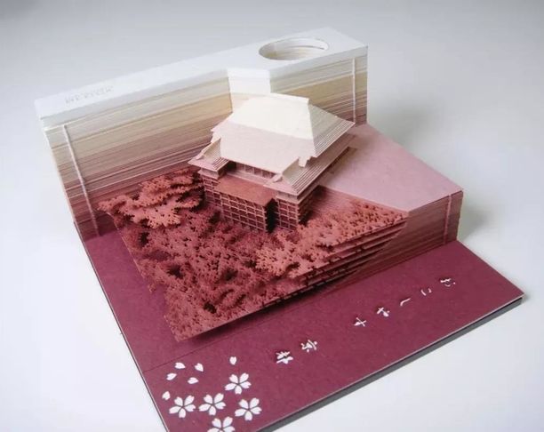 这是日本建筑模型公司Triad推出的 一款名为“Omoshiro Block”的便签纸 采用激光镭射