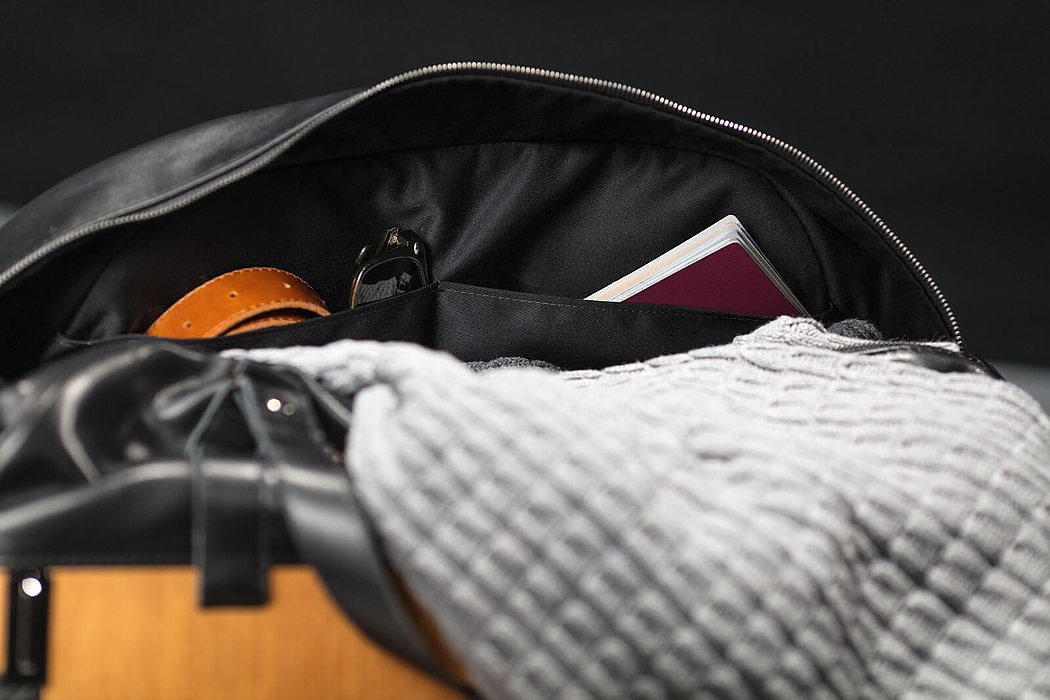 Thanos Pappas，Bag，Beyond Borders，Leatherwear，wood，trunk，