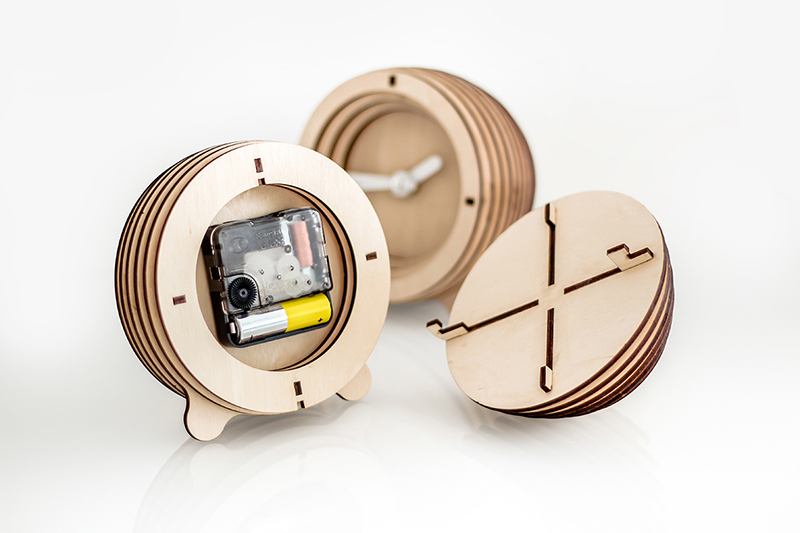 Light brown，woodiness，Clock，