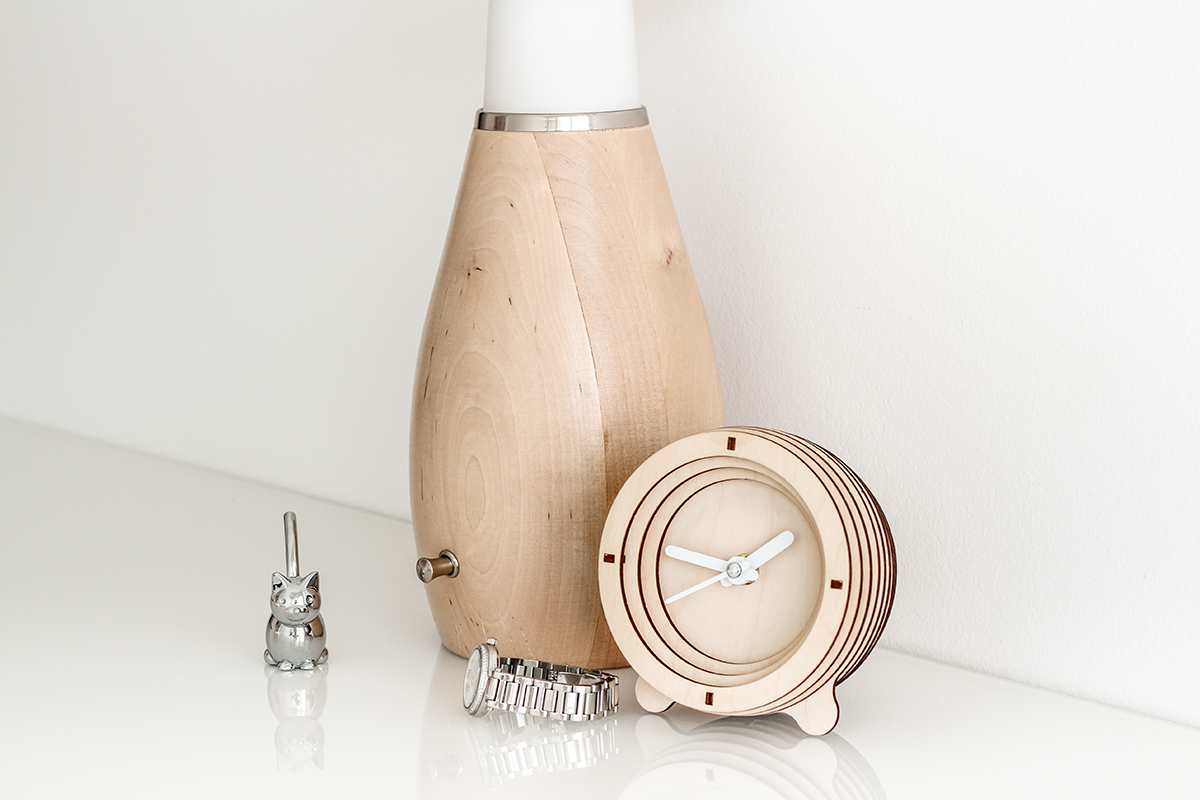 Light brown，woodiness，Clock，