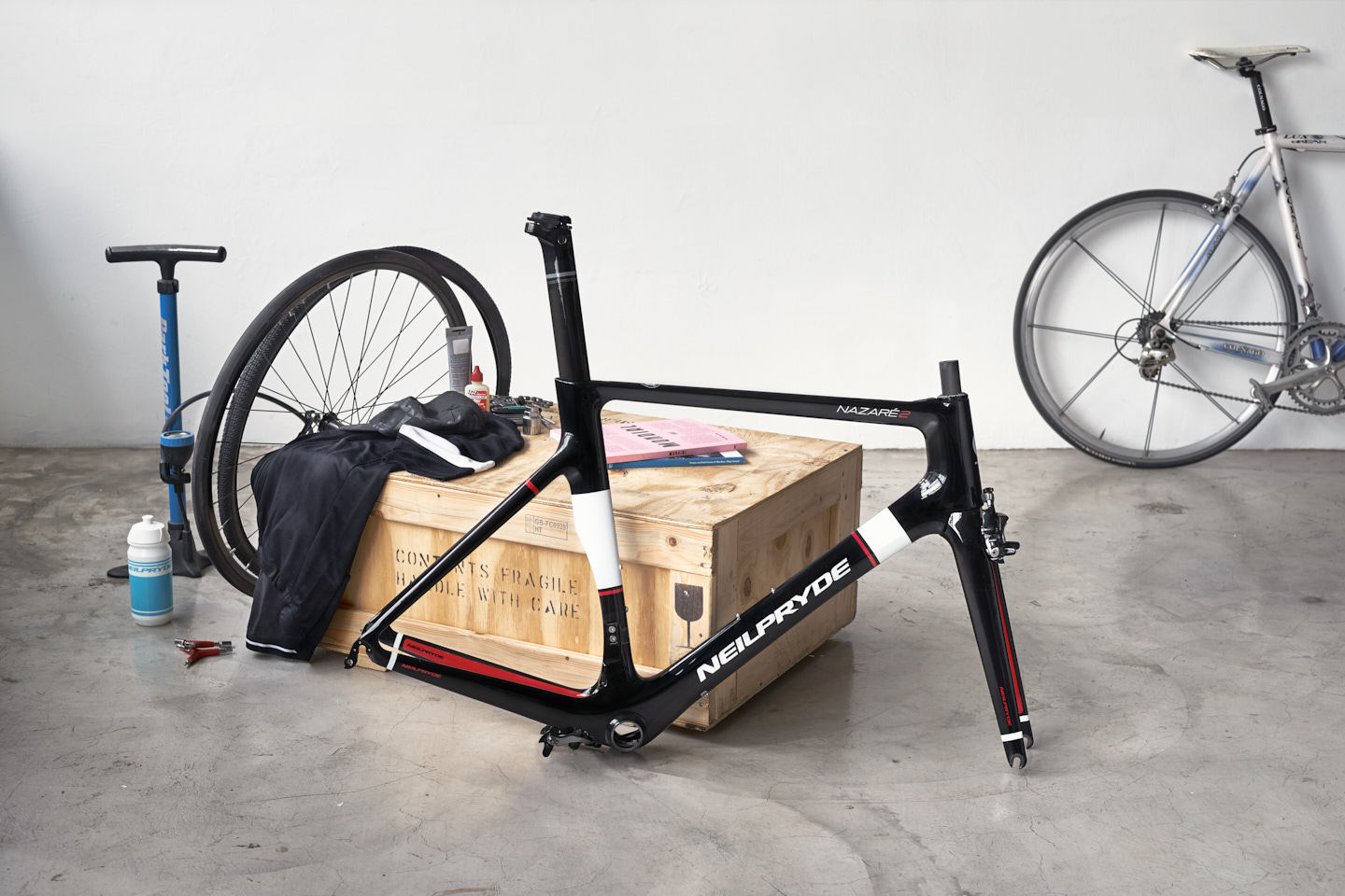 vehicle，Bicycle，Transportation tools，Urban style，outdoors，motion，Ride，