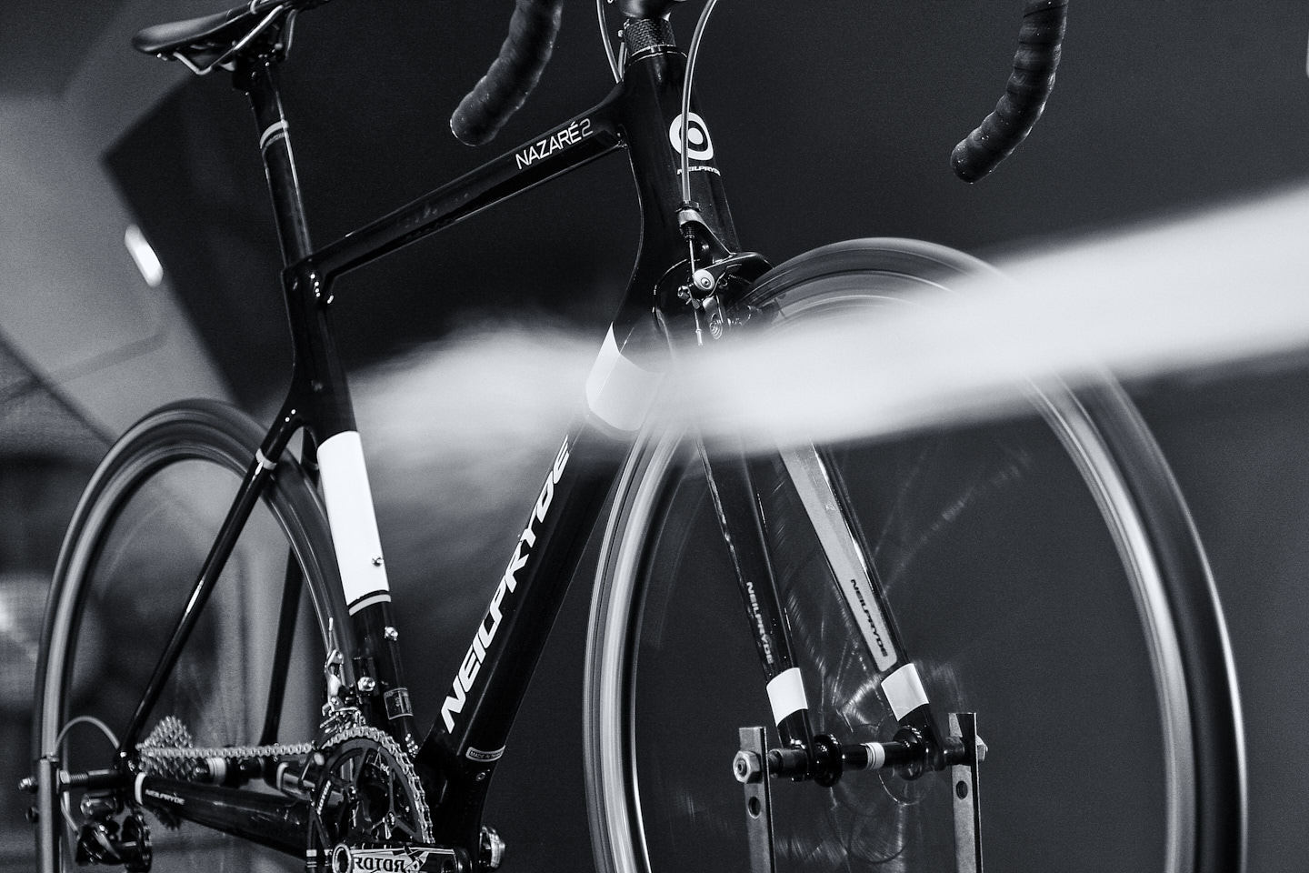 vehicle，Bicycle，Transportation tools，Urban style，outdoors，motion，Ride，