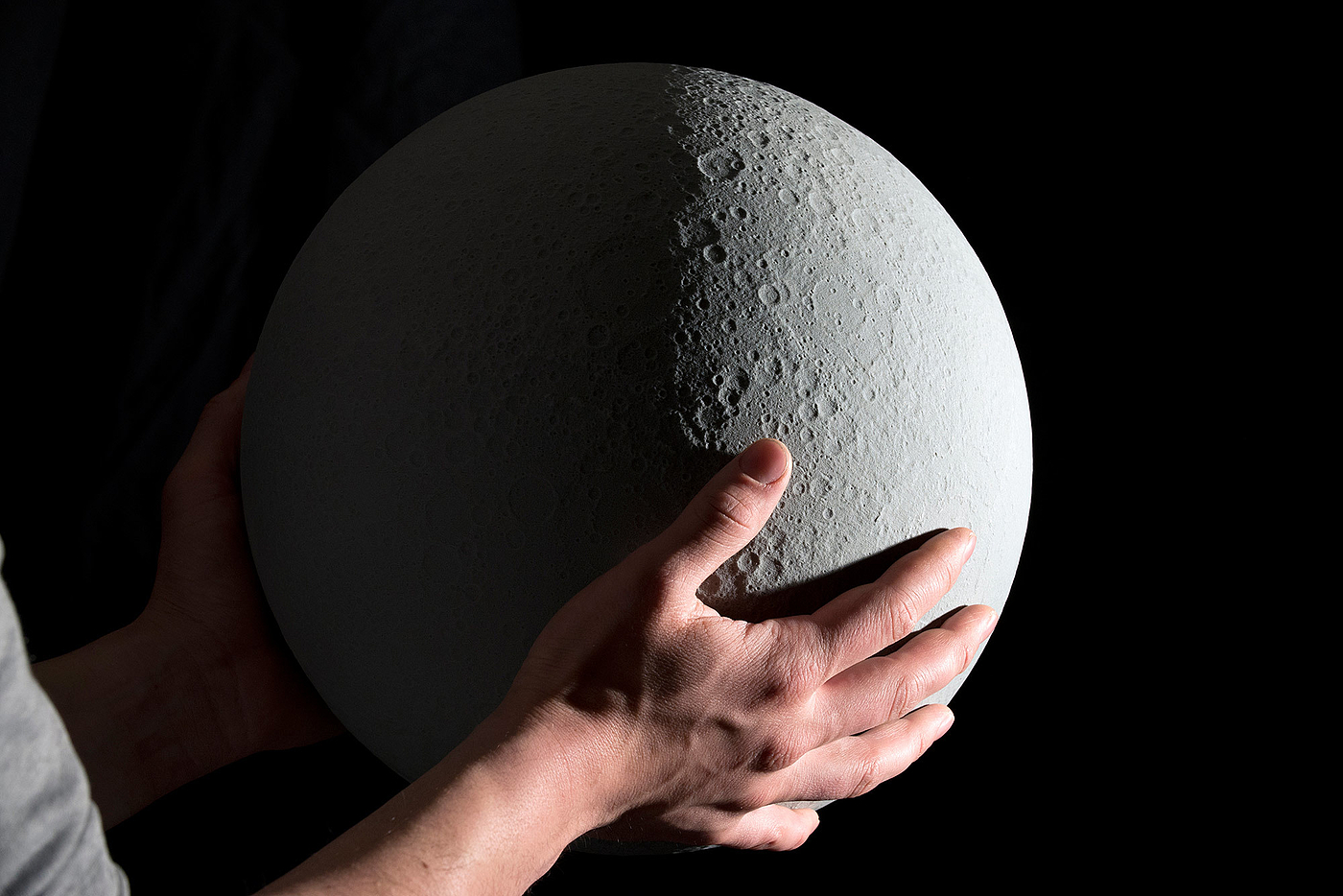Desk lamp，Office Supplies，originality，Moon，concrete，
