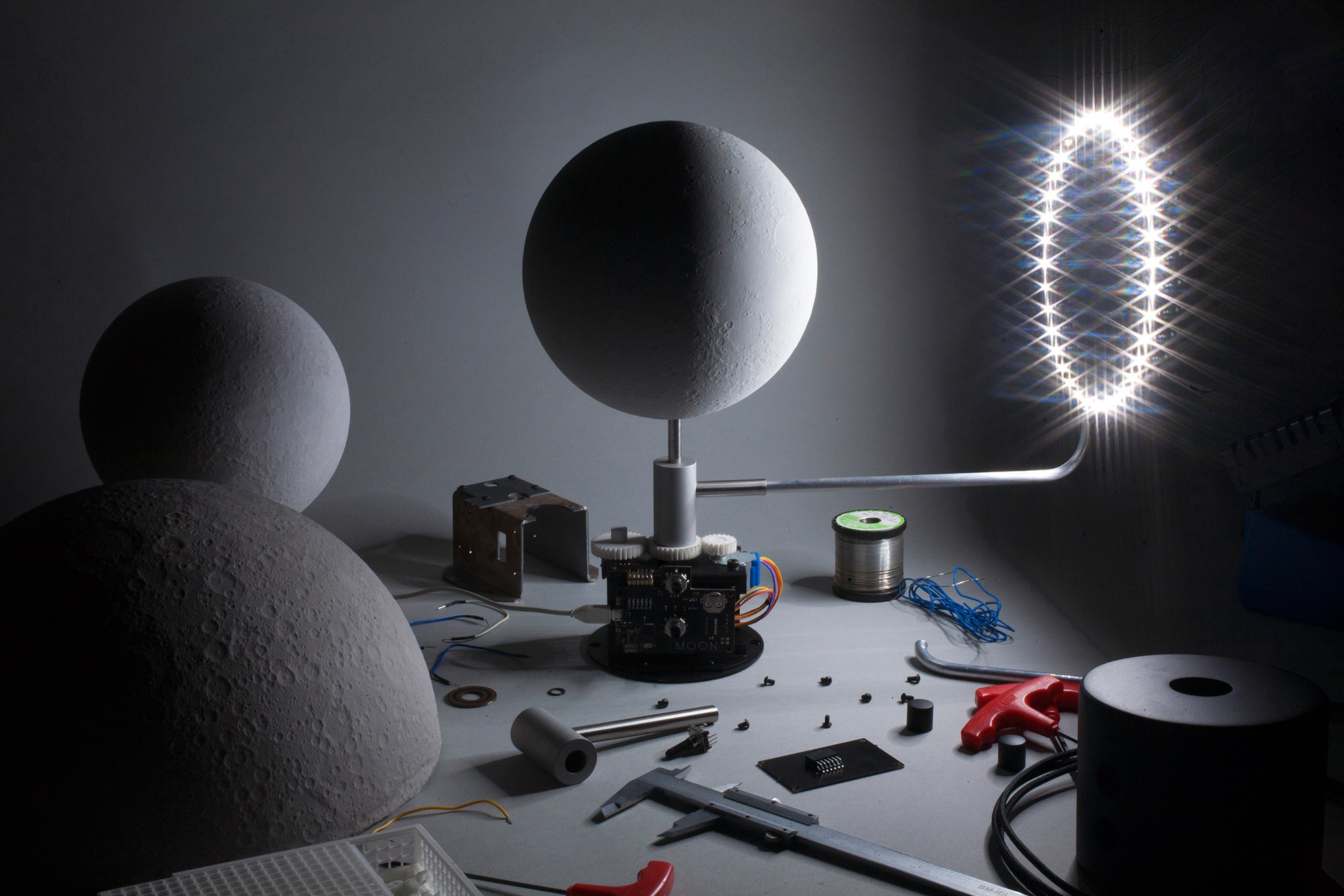 Desk lamp，Office Supplies，originality，Moon，concrete，