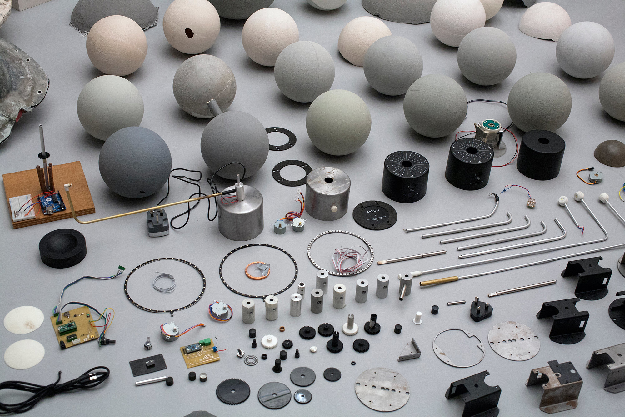 Desk lamp，Office Supplies，originality，Moon，concrete，