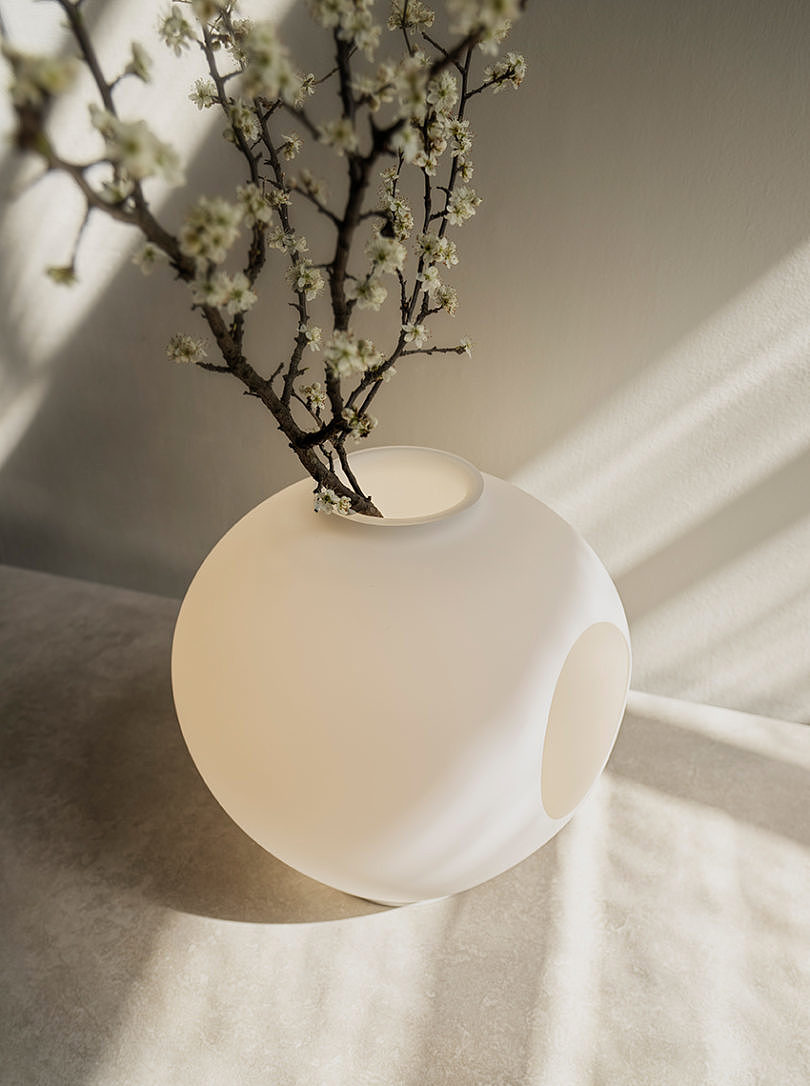 mother，lamps and lanterns，vase，white，