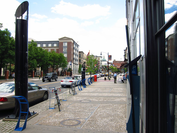 vehicle，Docking rack，Bicycle，Bicycle，