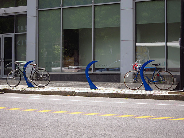 vehicle，Docking rack，Bicycle，Bicycle，