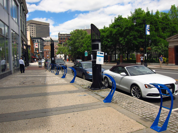 vehicle，Docking rack，Bicycle，Bicycle，