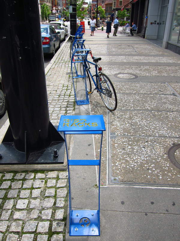 vehicle，Docking rack，Bicycle，Bicycle，