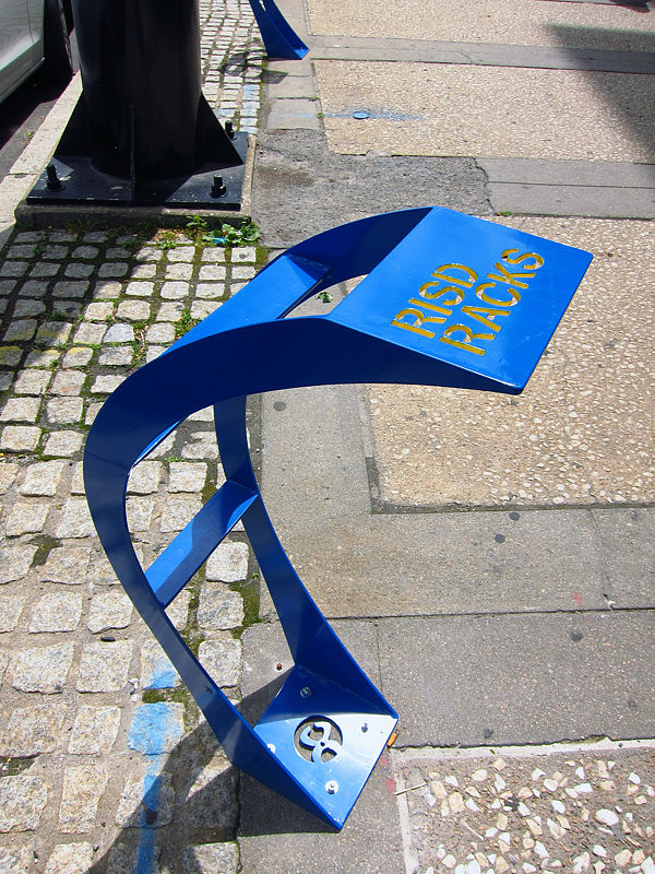 vehicle，Docking rack，Bicycle，Bicycle，