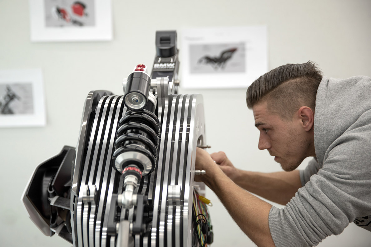 Motorcycle，Design process，Hand drawn，Metal，details，streamline，