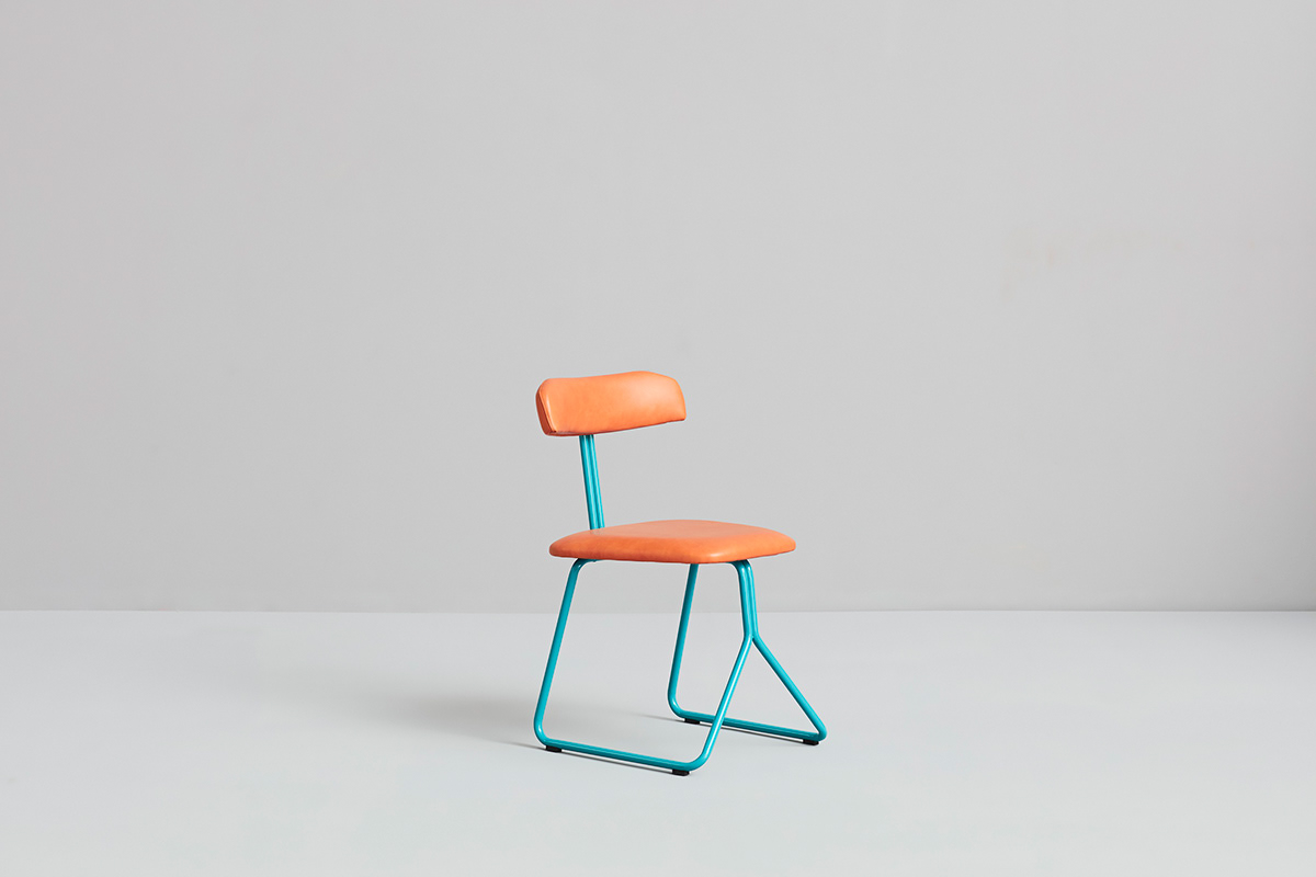 orange，chair，rider，