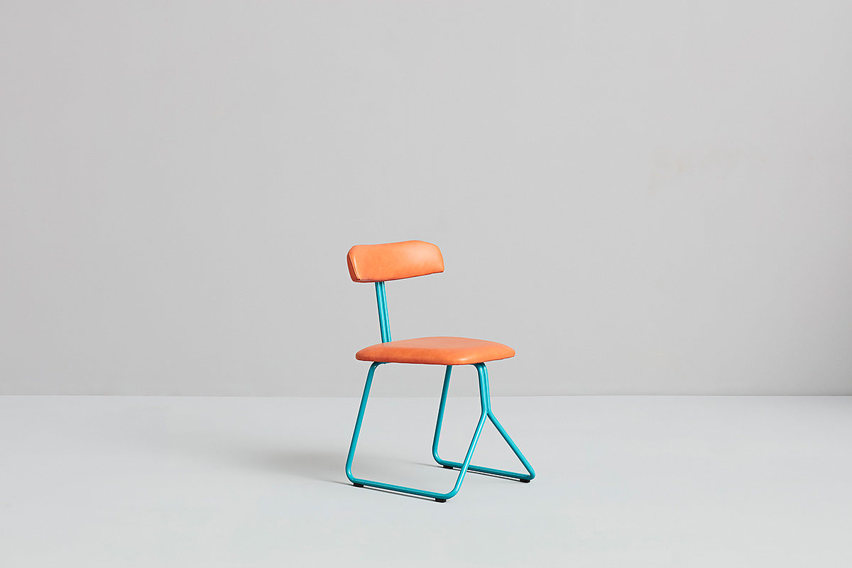orange，chair，rider，