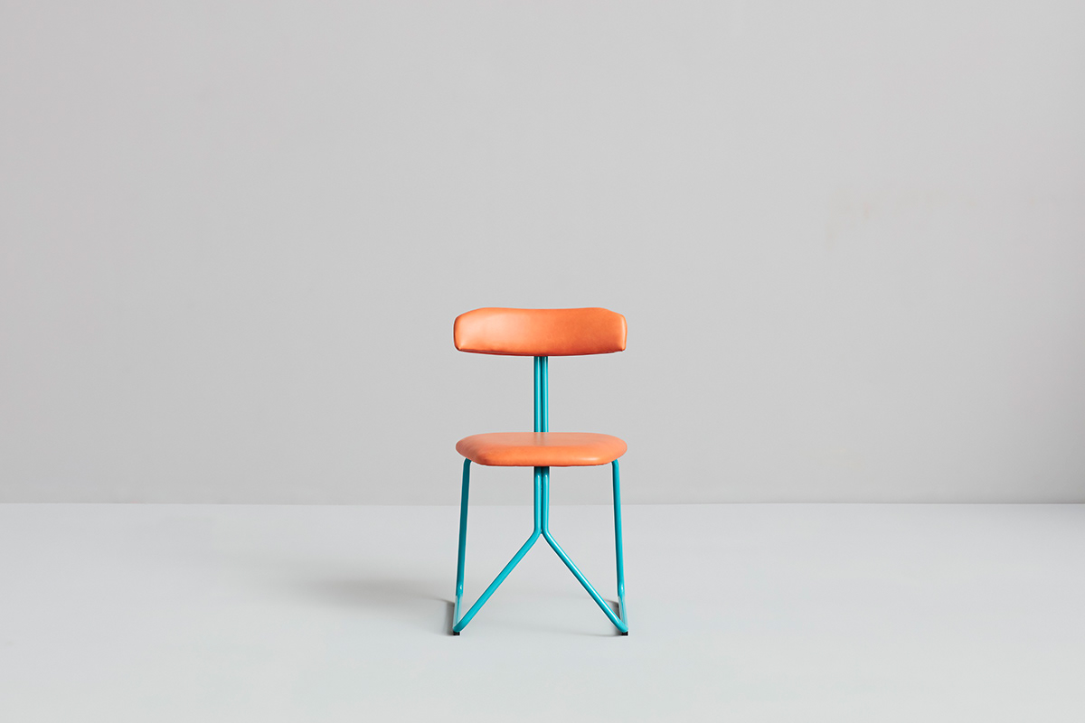 orange，chair，rider，
