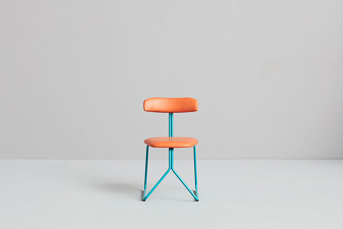 orange，chair，rider，