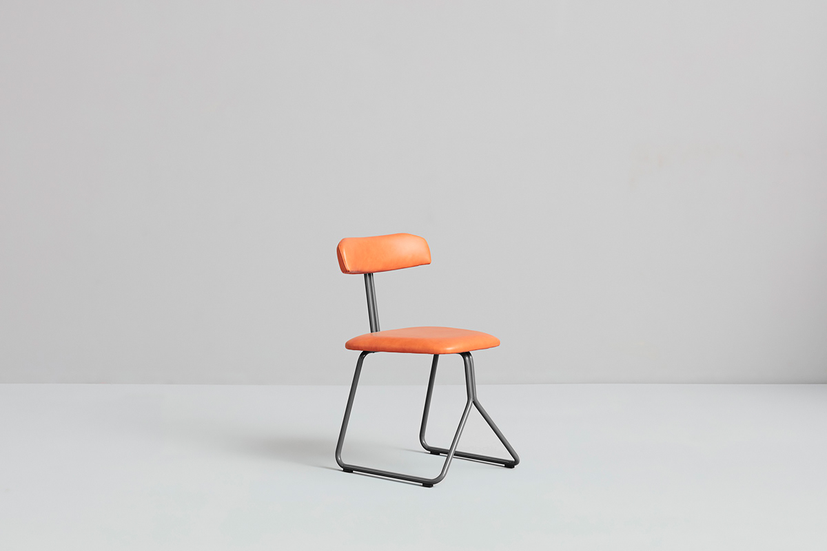 orange，chair，rider，
