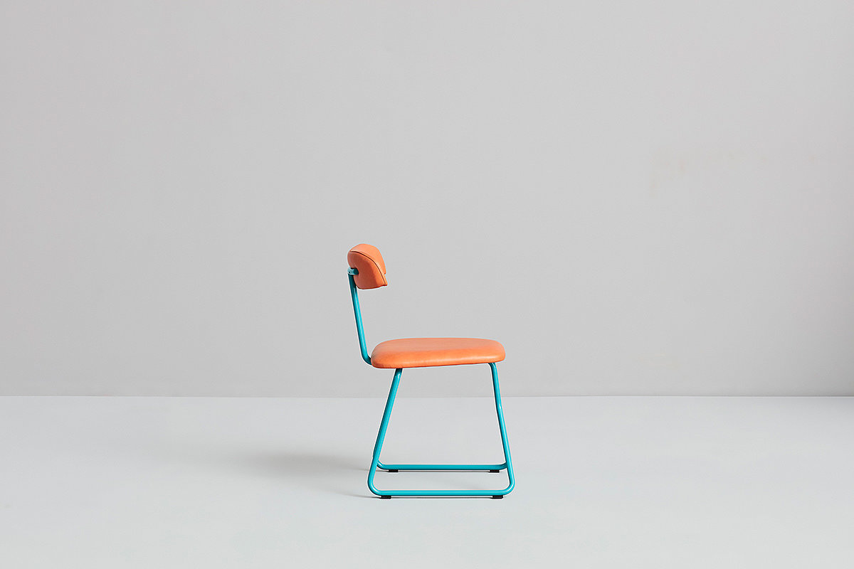 orange，chair，rider，