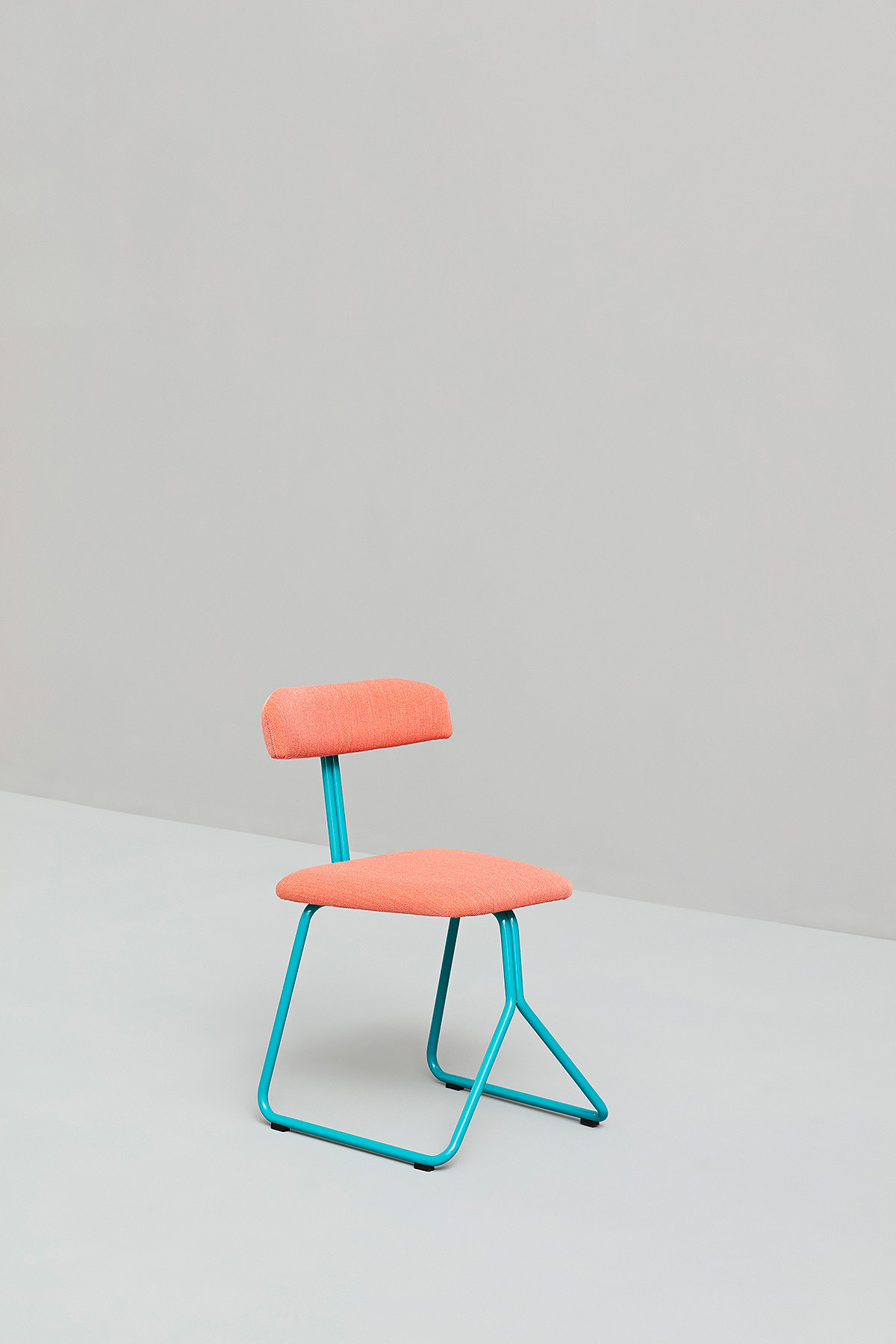 orange，chair，rider，