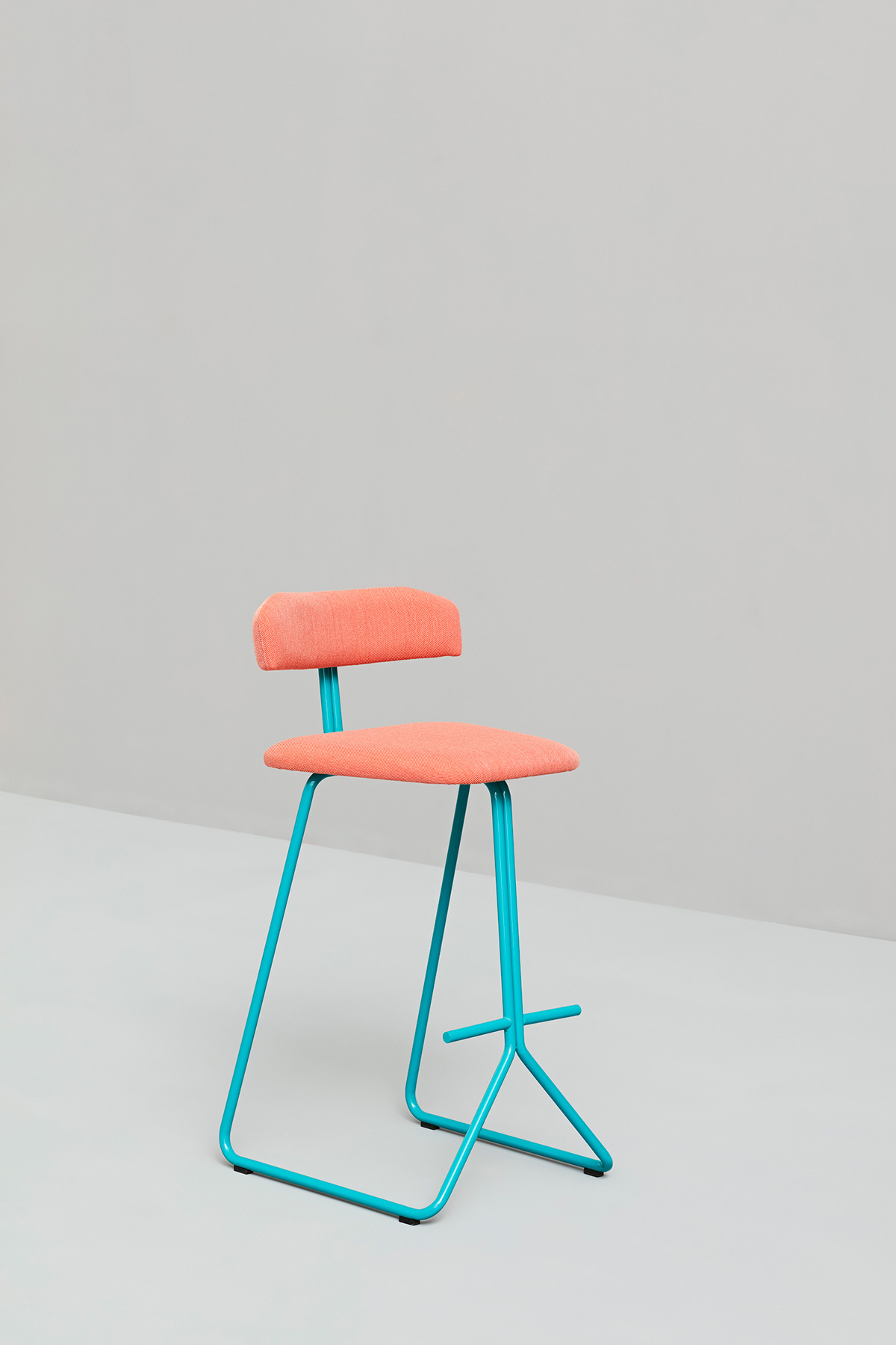 orange，chair，rider，