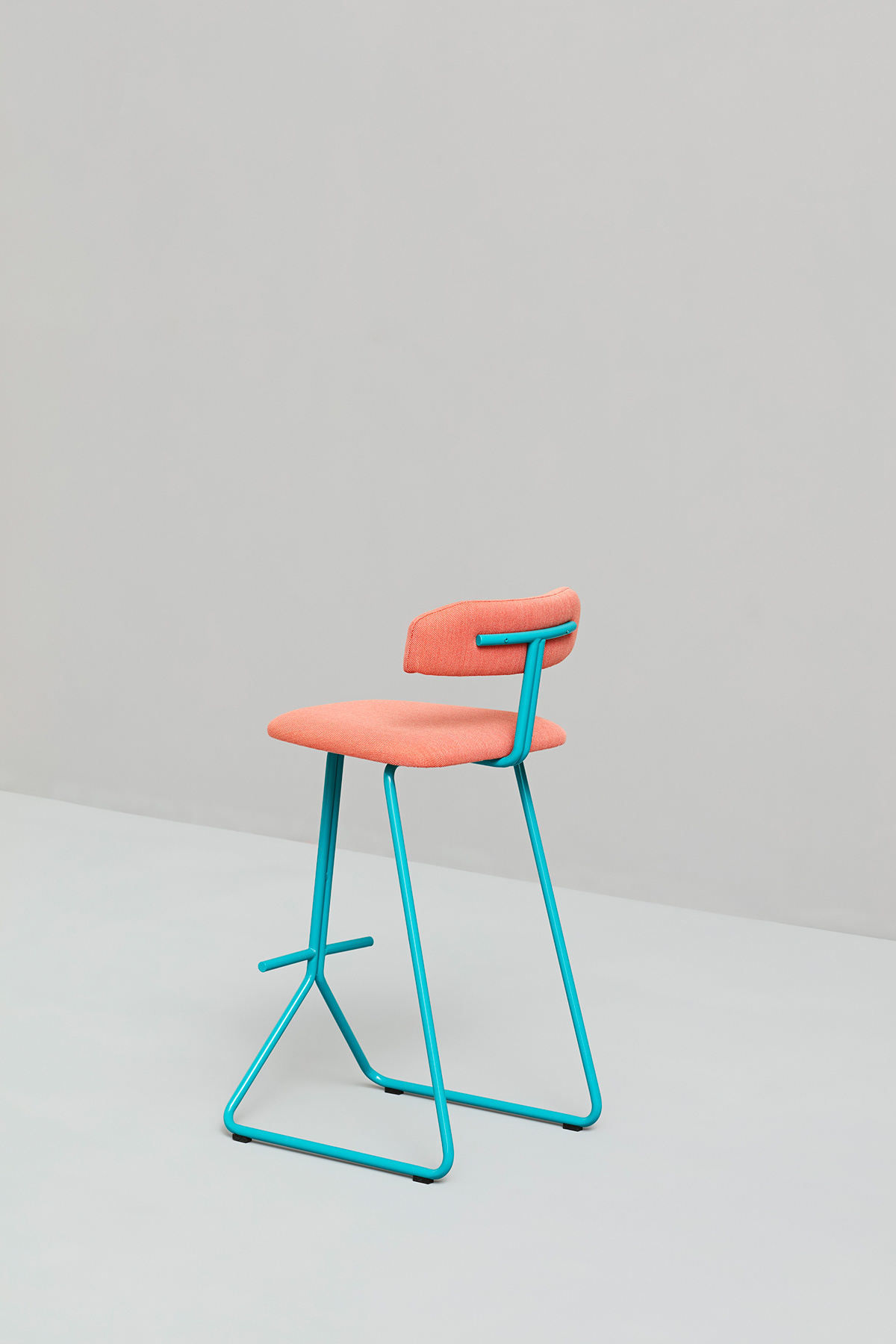 orange，chair，rider，