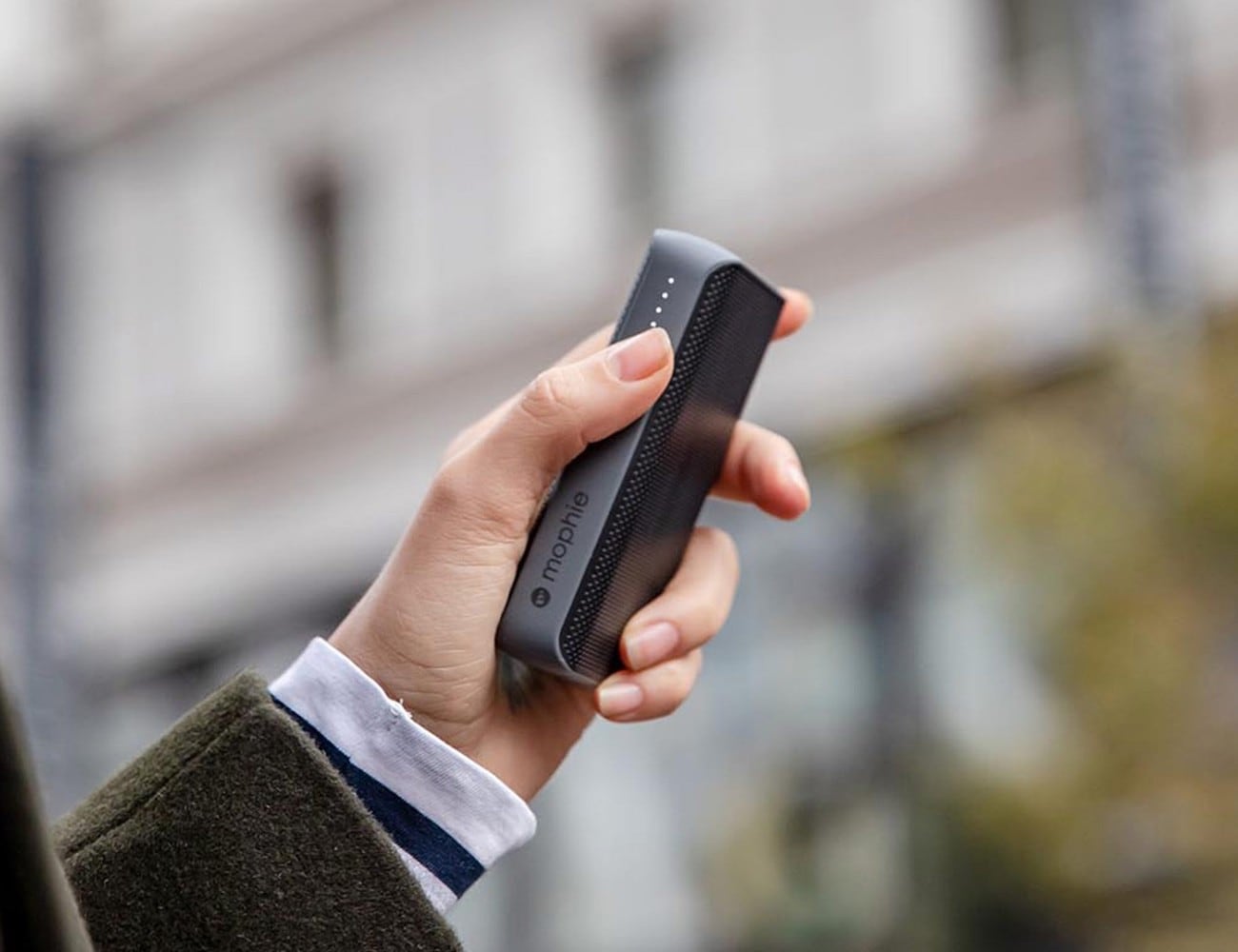 Easy to carry，black，portable battery，