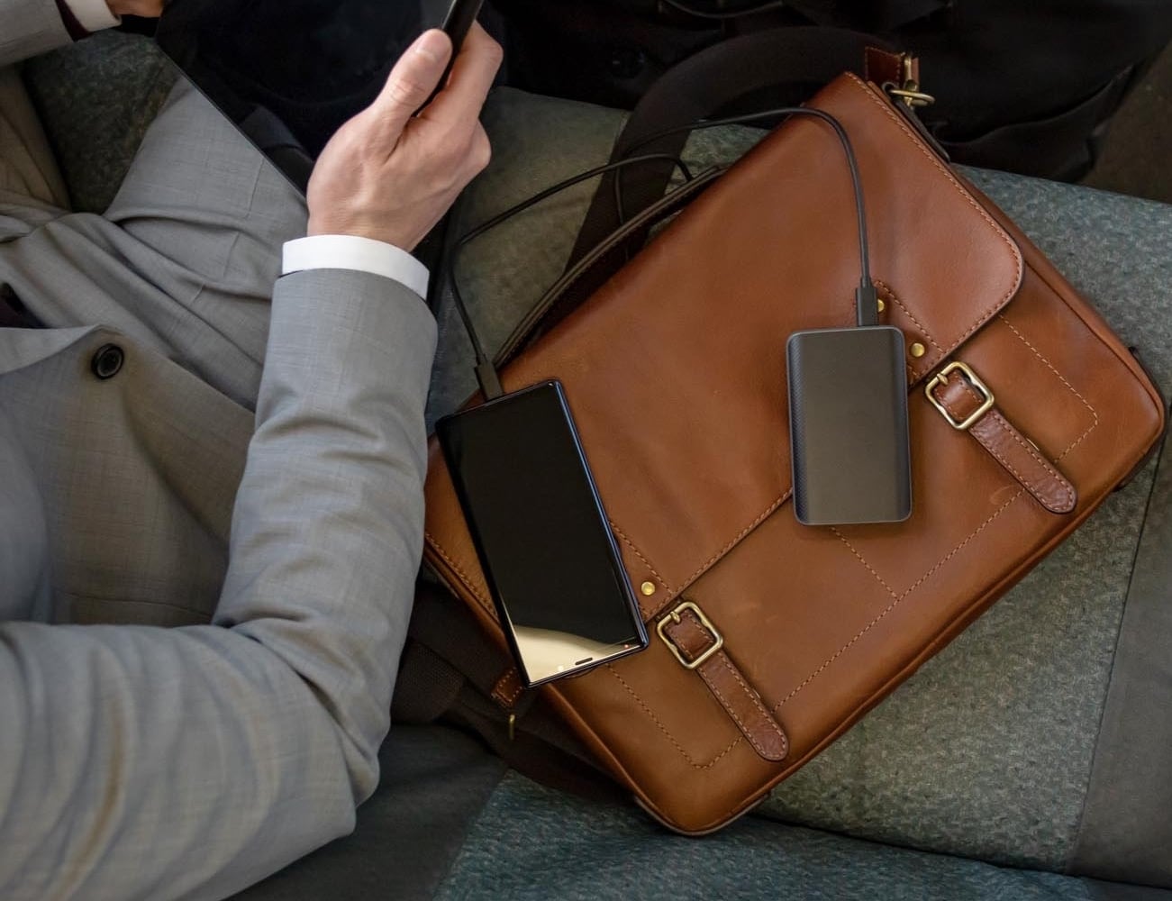 Easy to carry，black，portable battery，