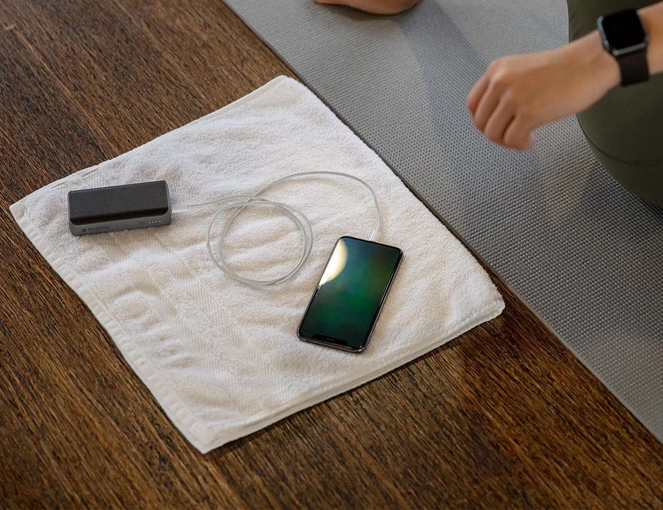 Easy to carry，black，portable battery，