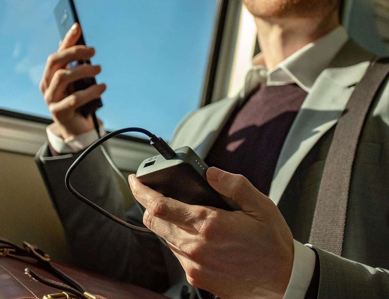 Easy to carry，black，portable battery，