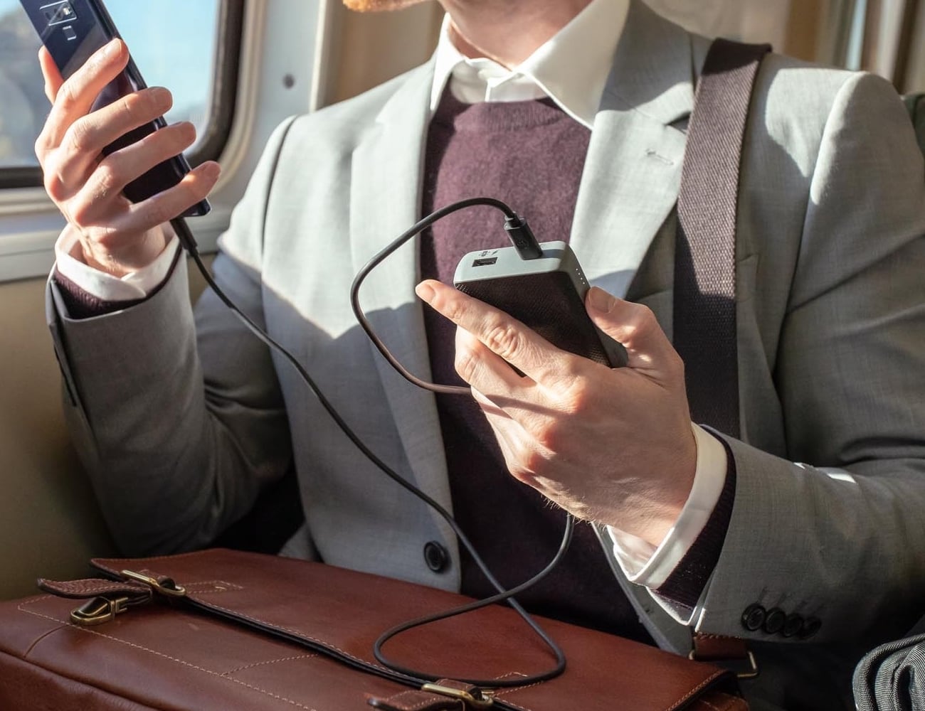 Easy to carry，black，portable battery，