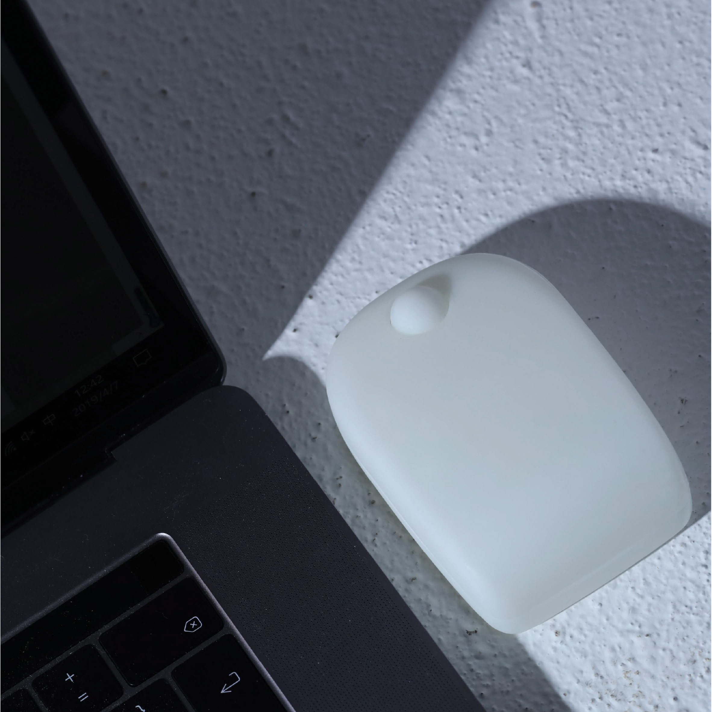 white，to work in an office，Keyi Chen，Non-travel，