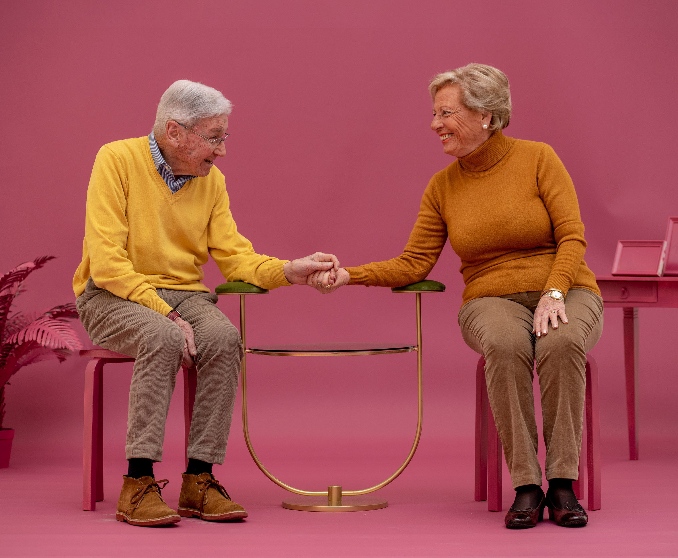 Elderly partner，Philadelphia，Walking frame，Coffee table，Body brush，mirror，Caress，aged，