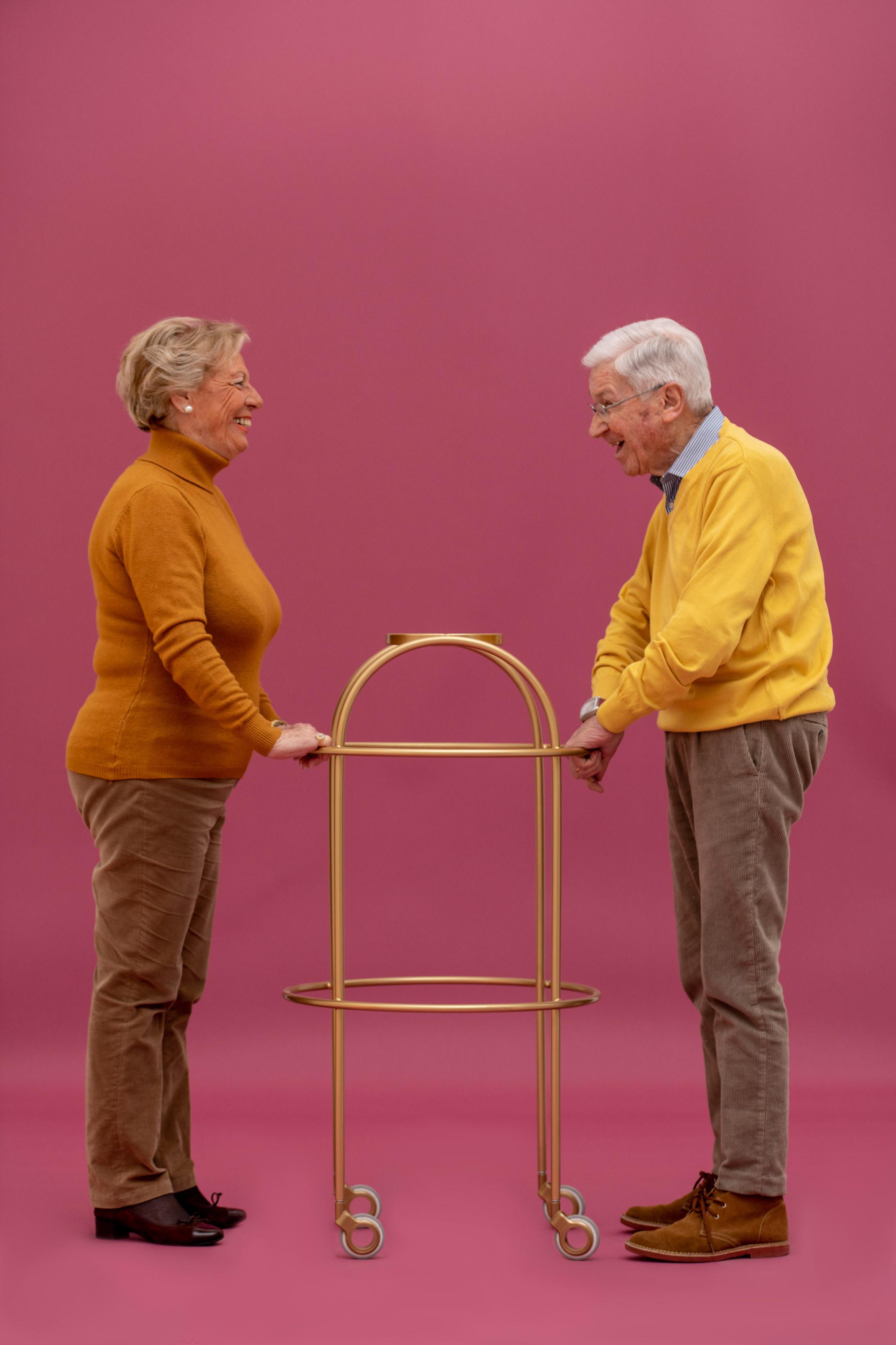 Elderly partner，Philadelphia，Walking frame，Coffee table，Body brush，mirror，Caress，aged，