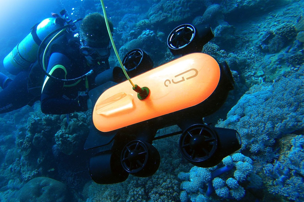 orange，Underwater vehicle，Titan，