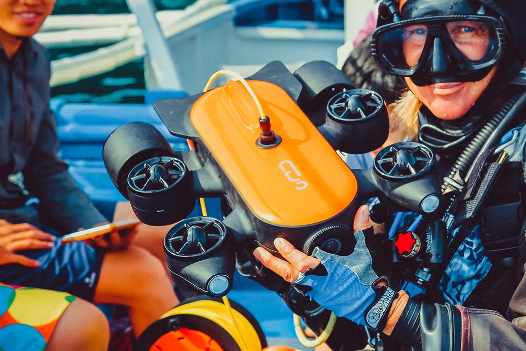 orange，Underwater vehicle，Titan，