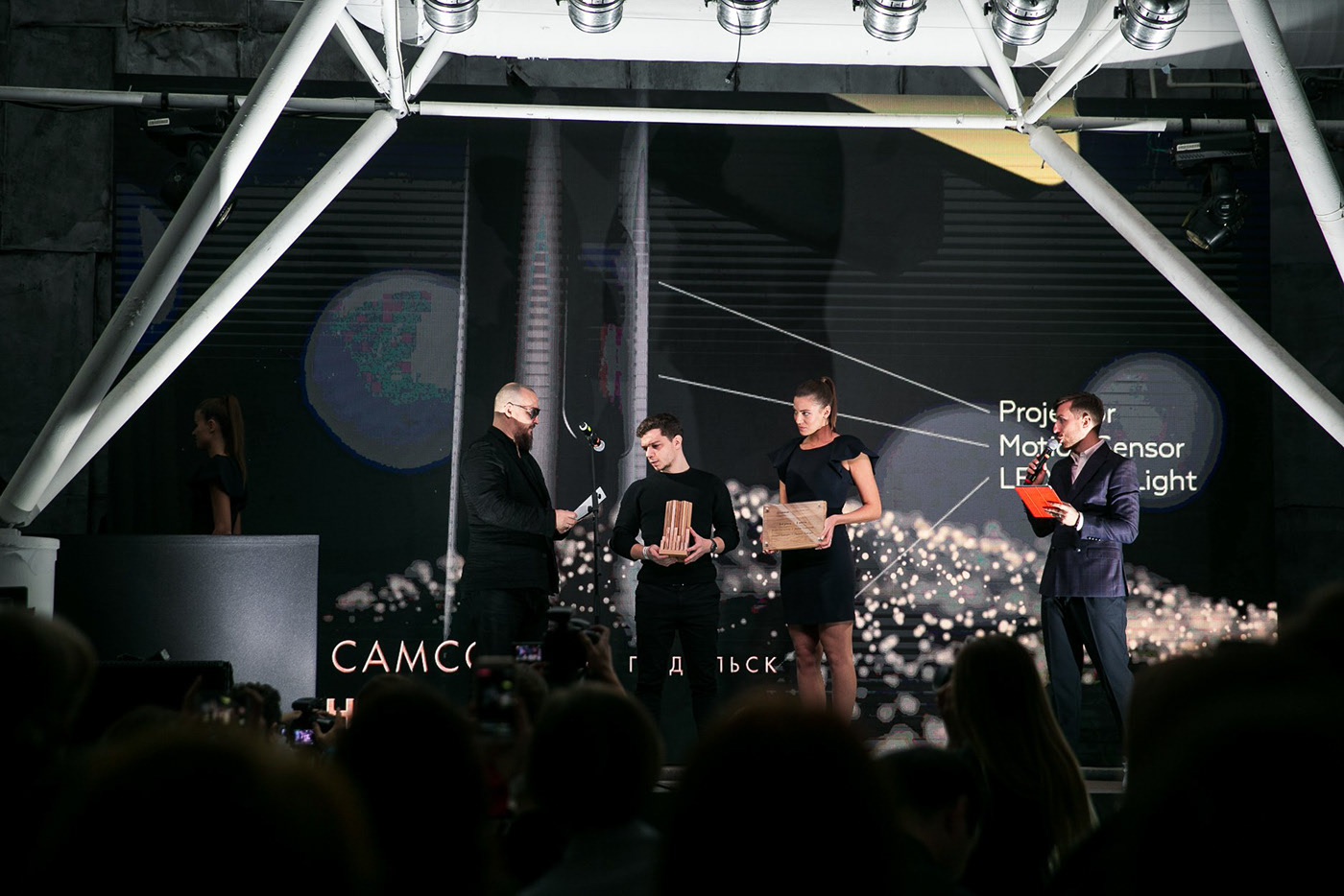 cross the street，vehicle，Signal board，