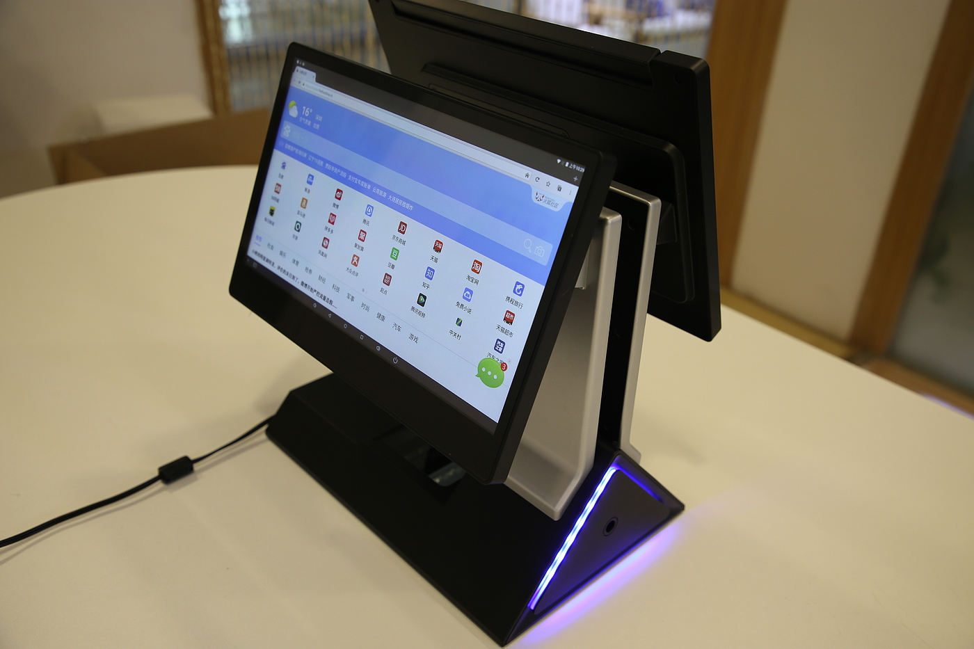 Intelligent terminal device of face recognition technology，