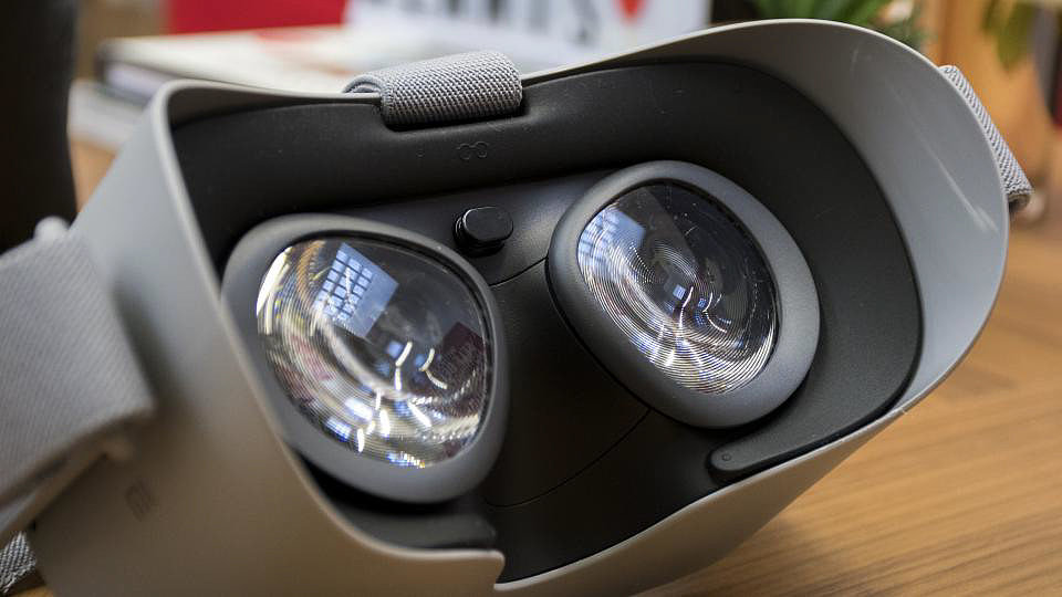 white，VR glasses，oculus GO，