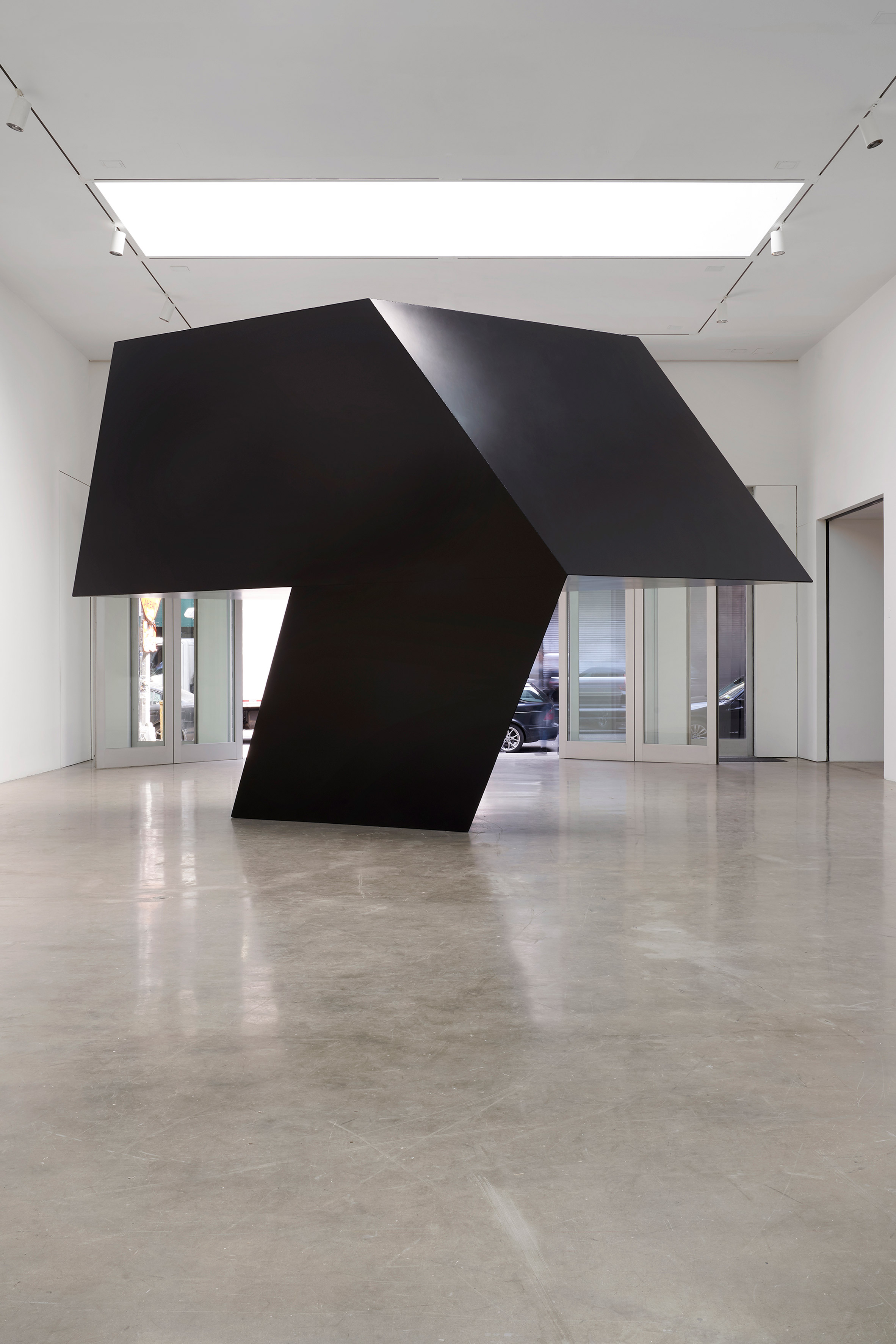 tonysmith在曼哈顿首次展览的三件雕塑作品