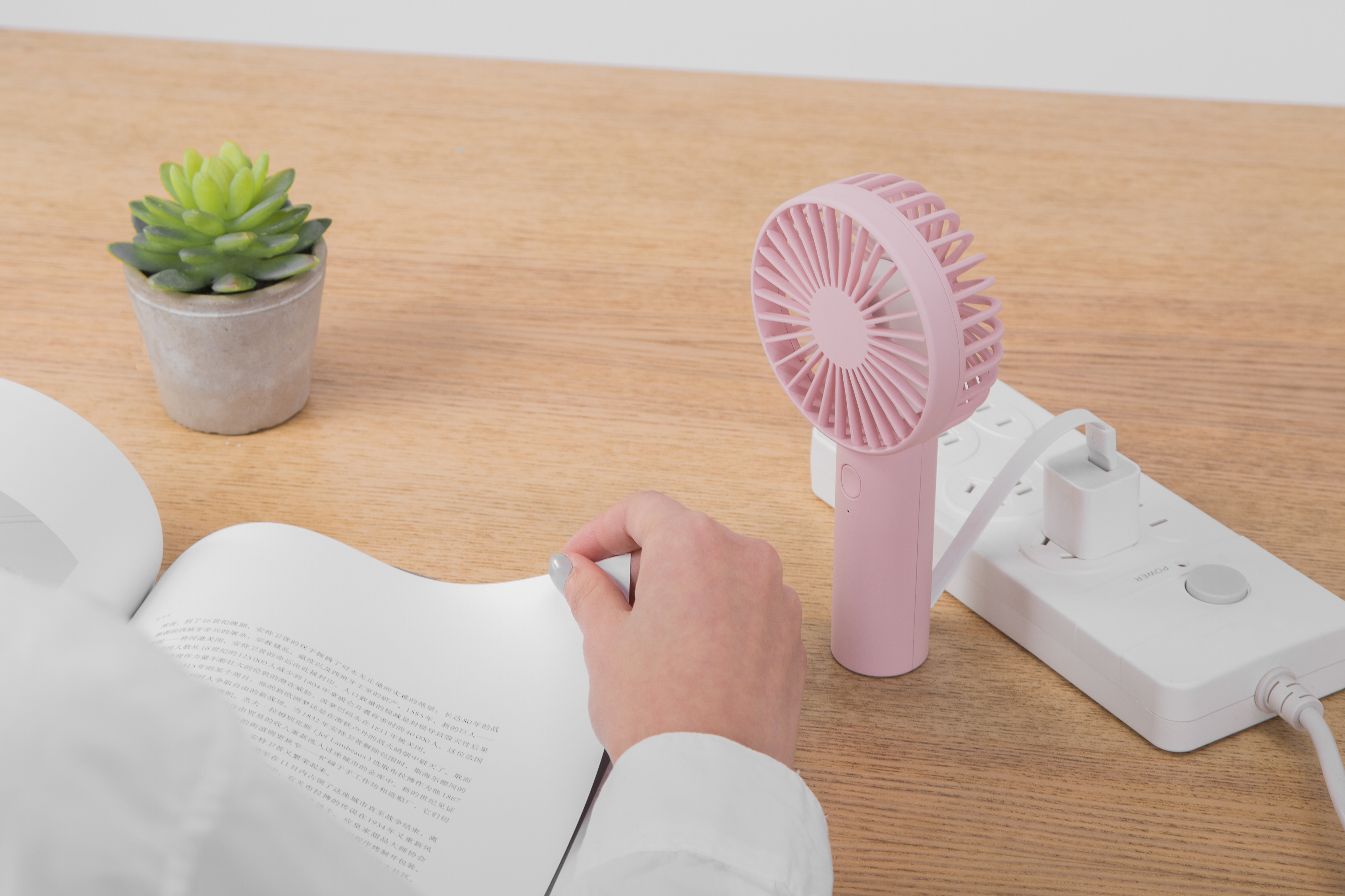 electric fan，hold，charge，Receive，