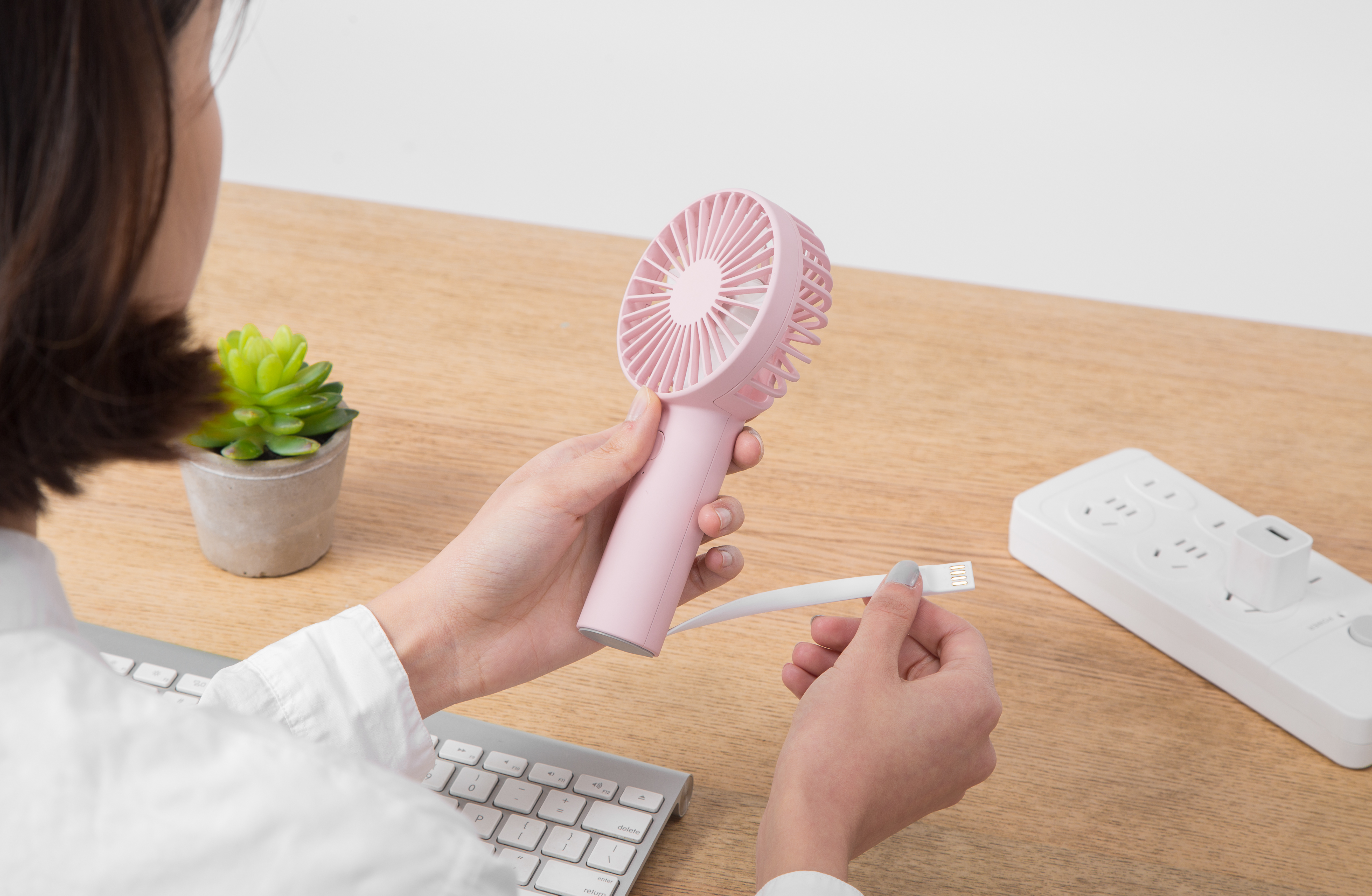 electric fan，hold，charge，Receive，