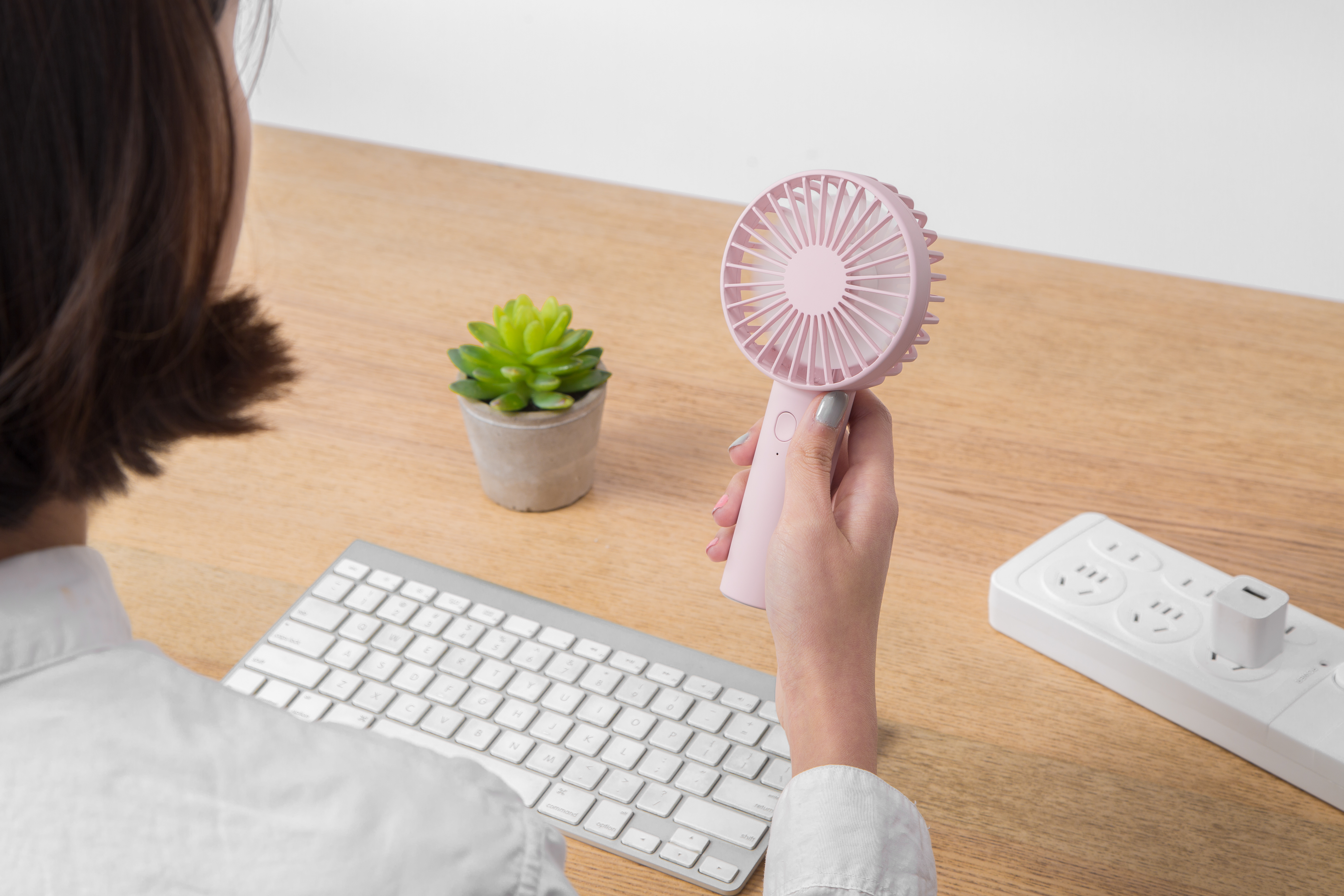 electric fan，hold，charge，Receive，