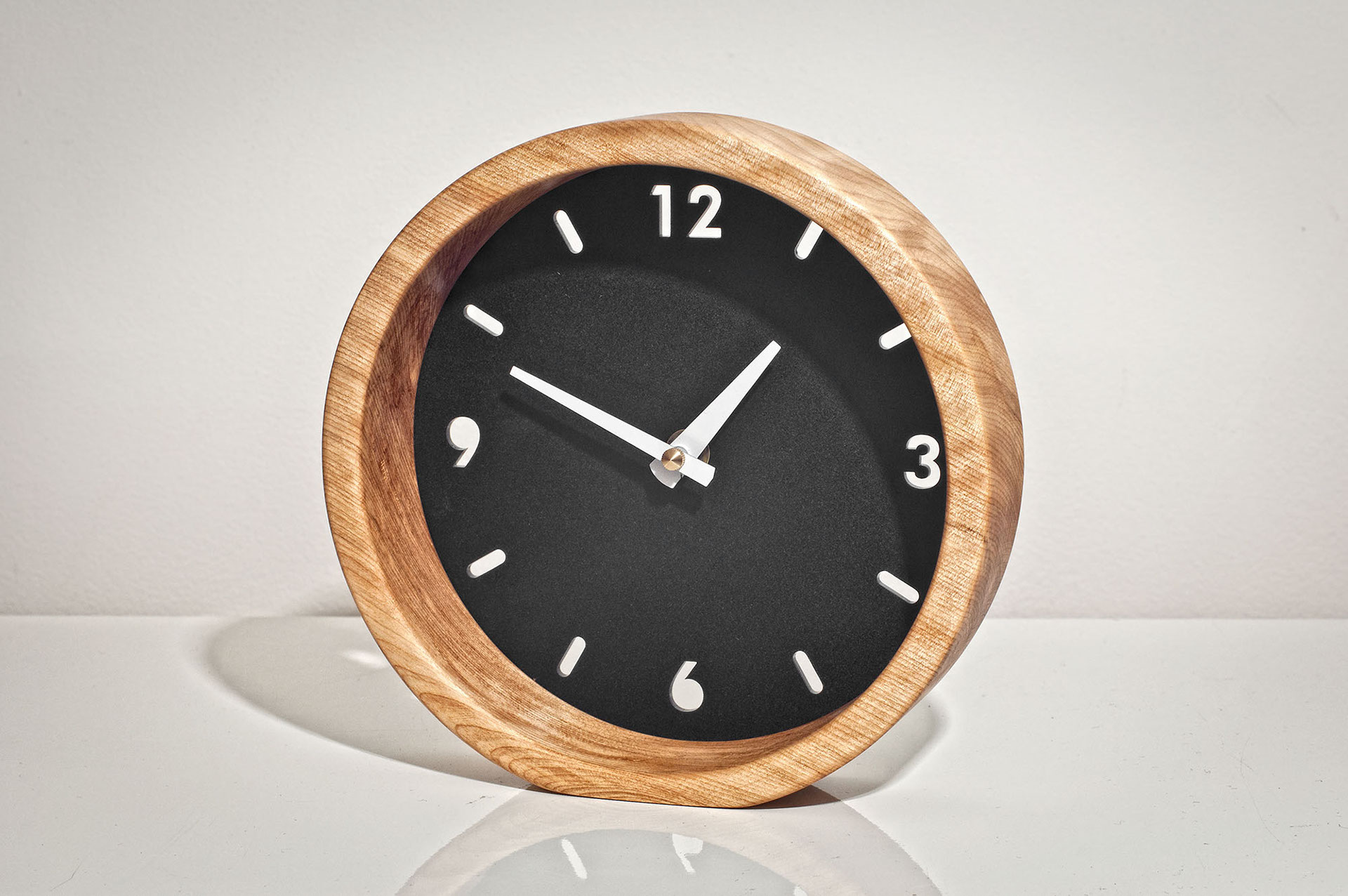roundwoodenclock是一款木制极简设计的时钟