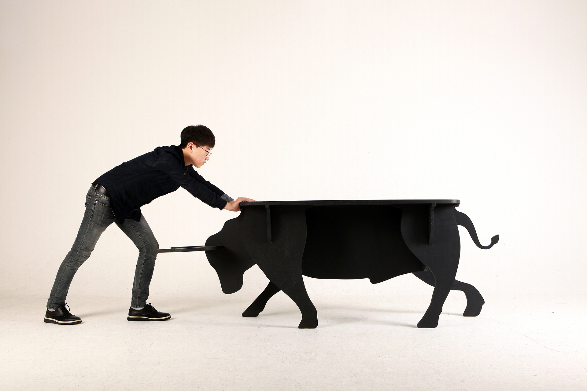 furniture design ，Interior design，industrial design，bull，birch，black，Indoor table，OX table，