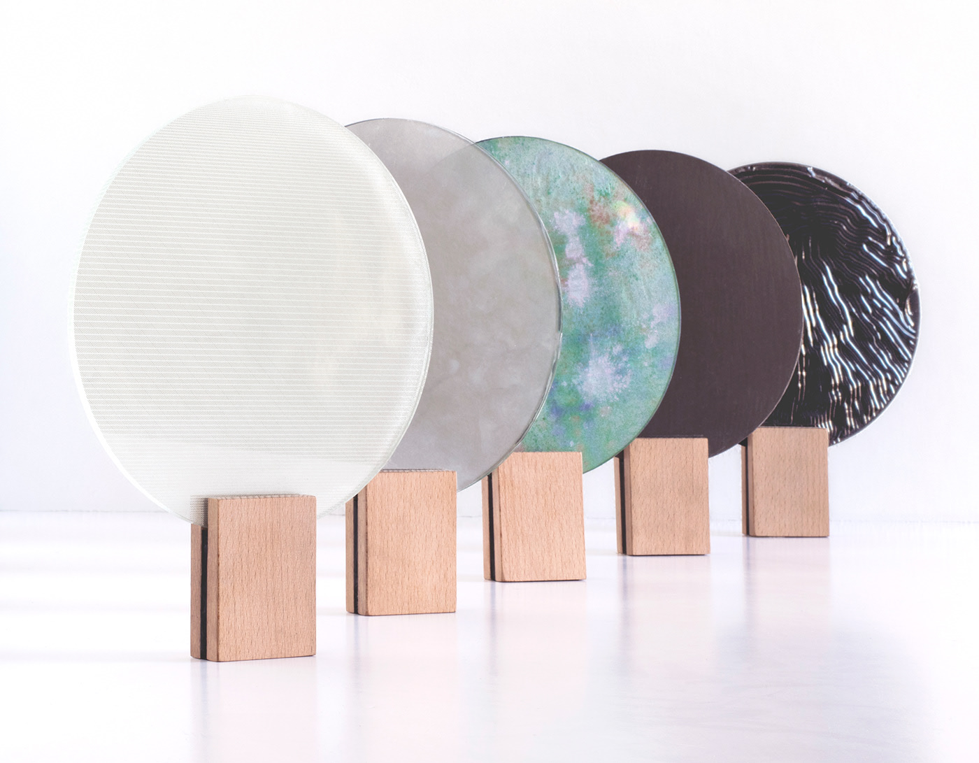 identity，Self recognition，Material Science，None，mirror，